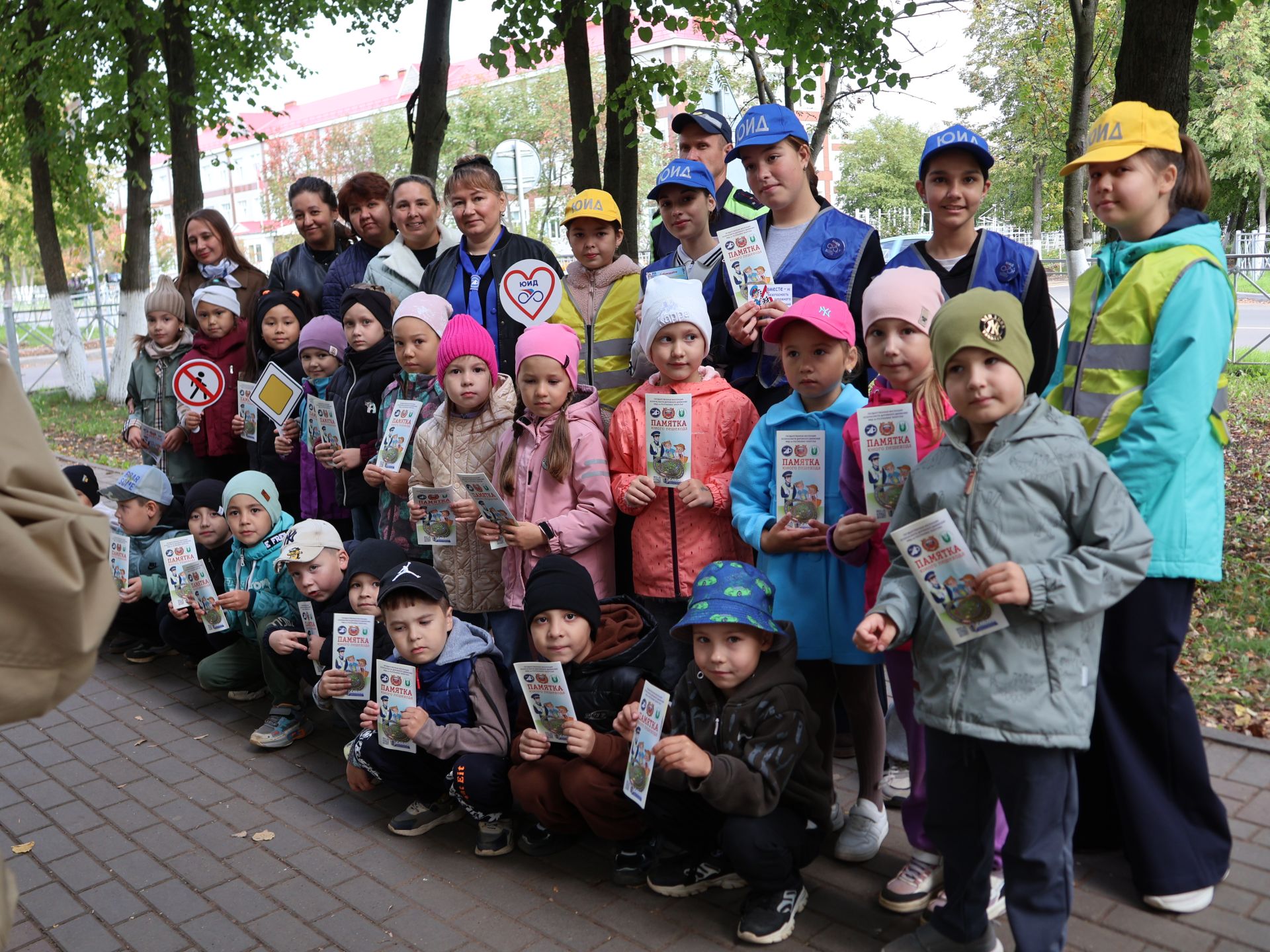 «Куркынычсыз атна» акциясендә яшь юл хәрәкәте инспекторлары урамда буклетлар таратты