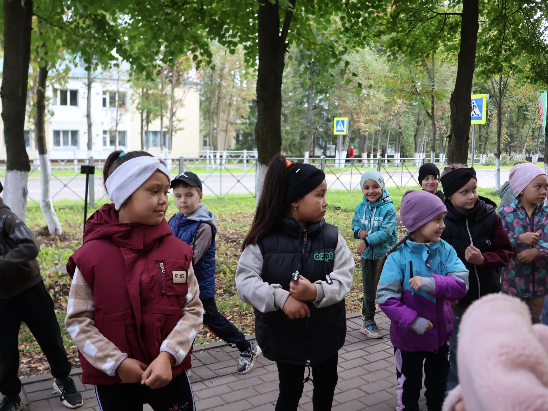 «Куркынычсыз атна» акциясендә яшь юл хәрәкәте инспекторлары урамда буклетлар таратты