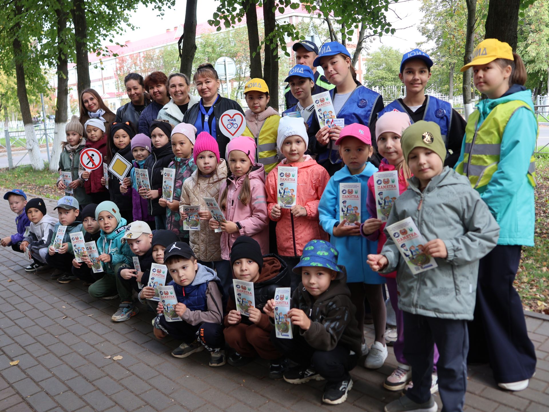 «Куркынычсыз атна» акциясендә яшь юл хәрәкәте инспекторлары урамда буклетлар таратты