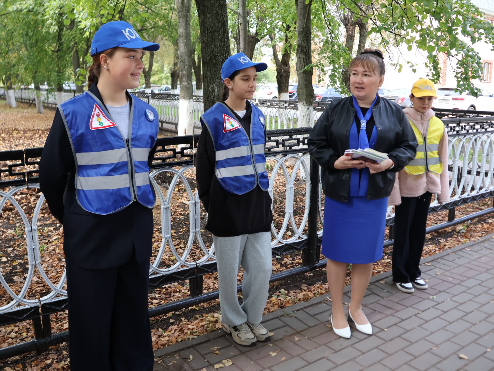 «Куркынычсыз атна» акциясендә яшь юл хәрәкәте инспекторлары урамда буклетлар таратты