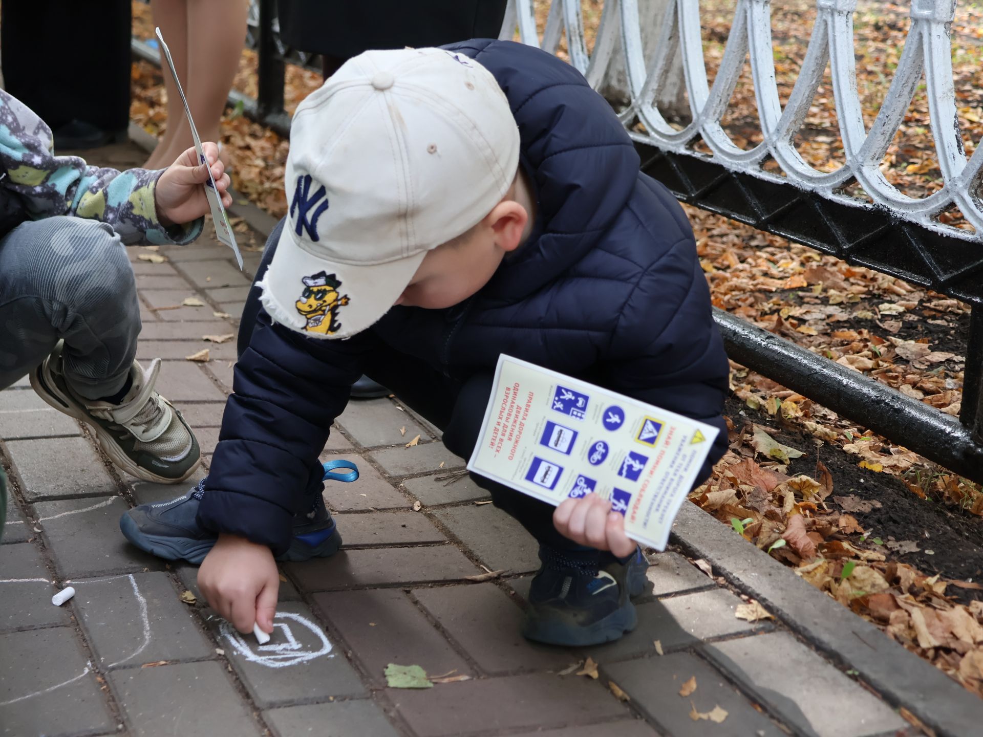 «Куркынычсыз атна» акциясендә яшь юл хәрәкәте инспекторлары урамда буклетлар таратты