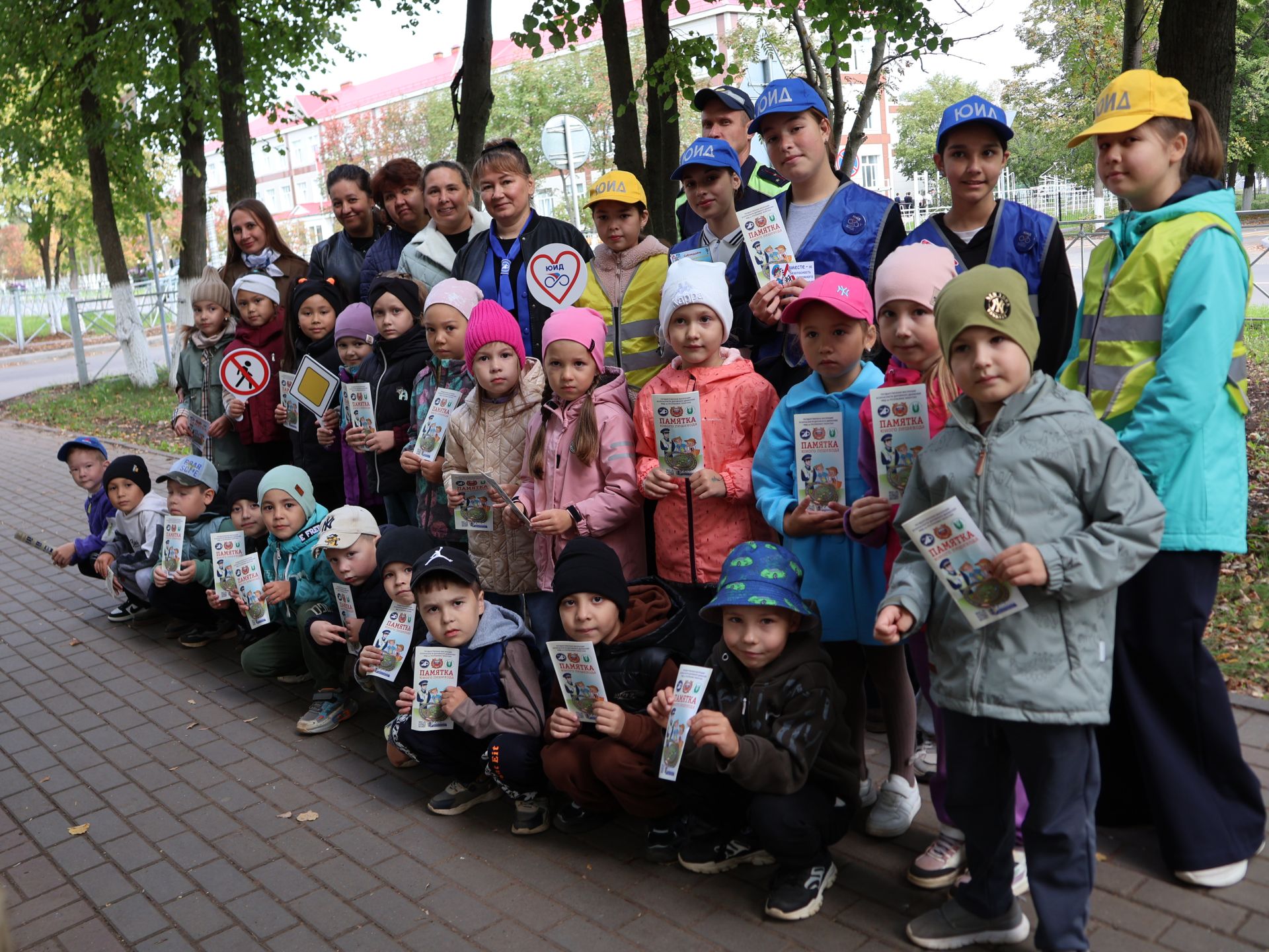 «Куркынычсыз атна» акциясендә яшь юл хәрәкәте инспекторлары урамда буклетлар таратты