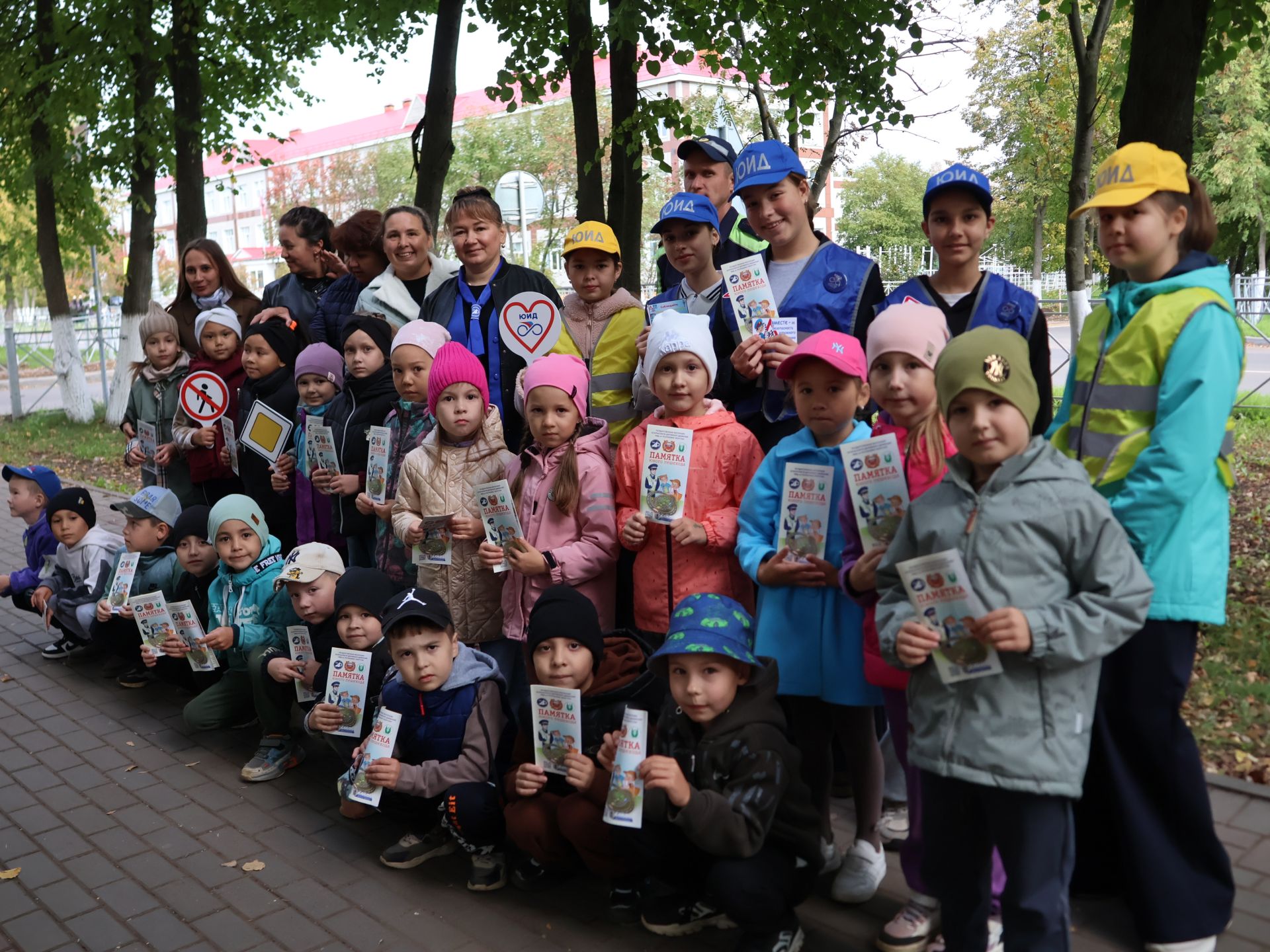 «Куркынычсыз атна» акциясендә яшь юл хәрәкәте инспекторлары урамда буклетлар таратты