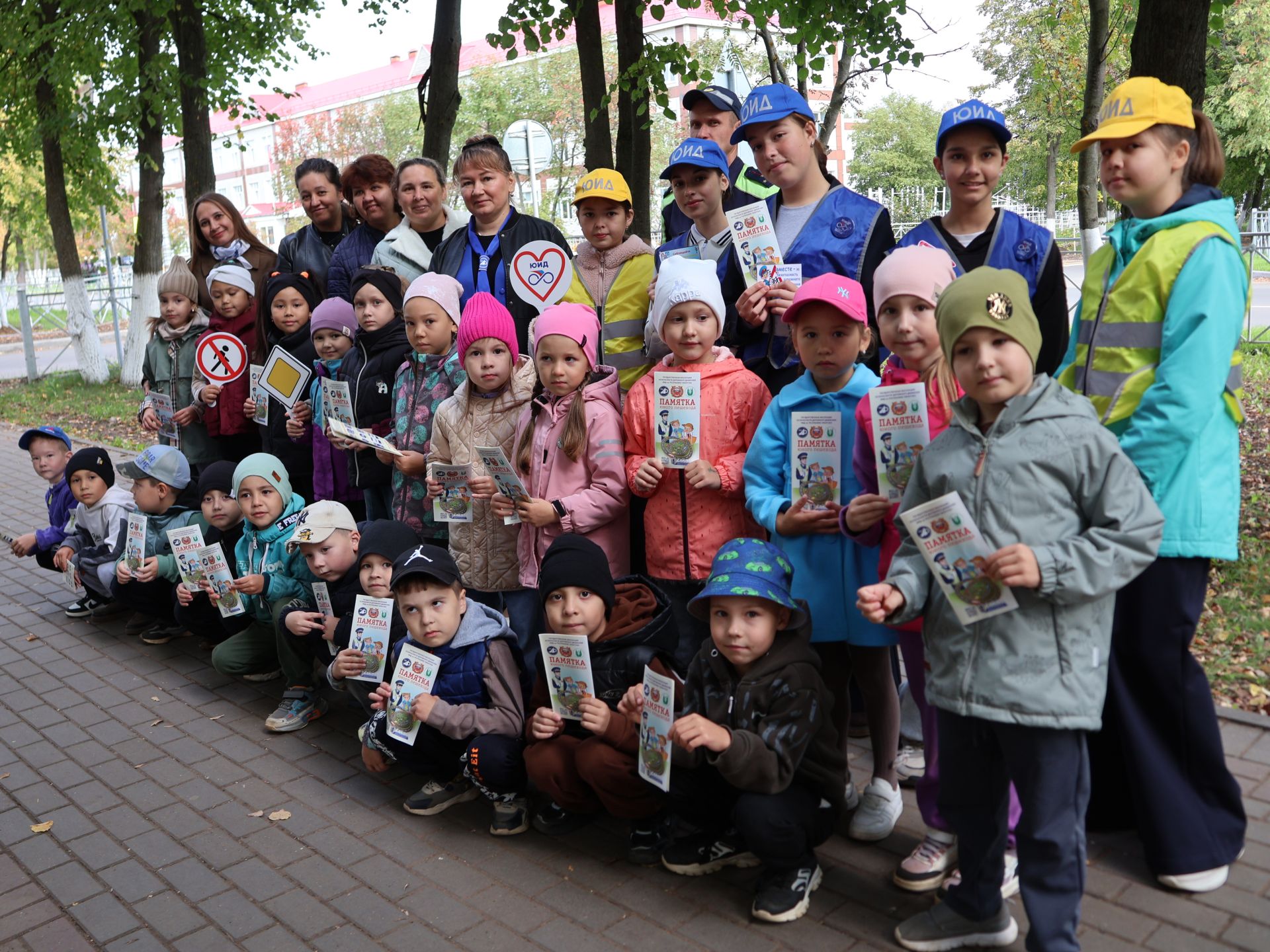 «Куркынычсыз атна» акциясендә яшь юл хәрәкәте инспекторлары урамда буклетлар таратты