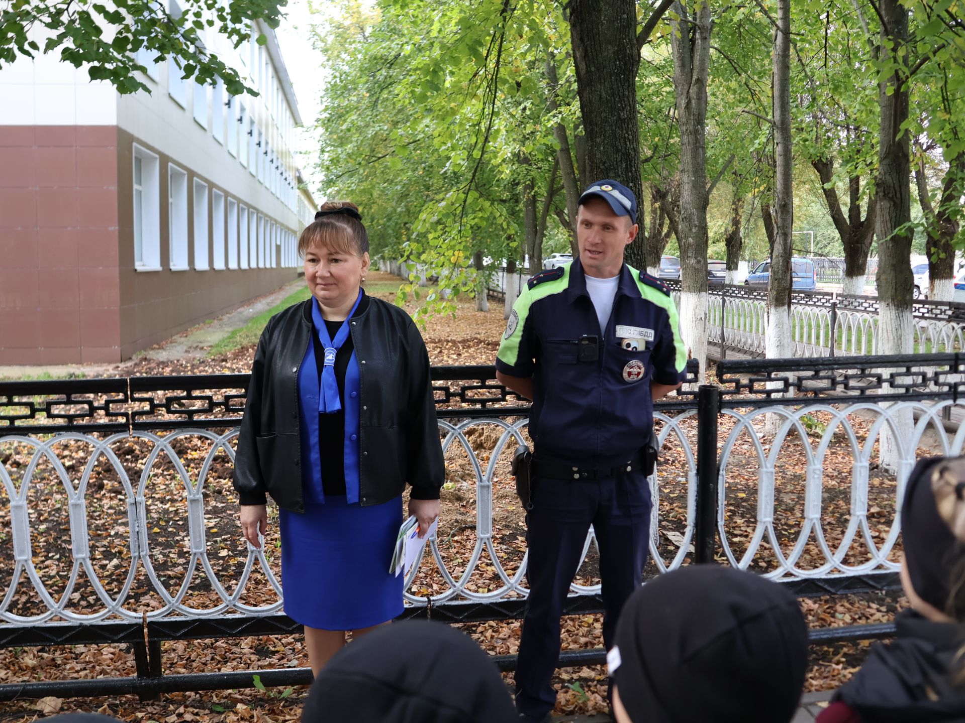 «Куркынычсыз атна» акциясендә яшь юл хәрәкәте инспекторлары урамда буклетлар таратты