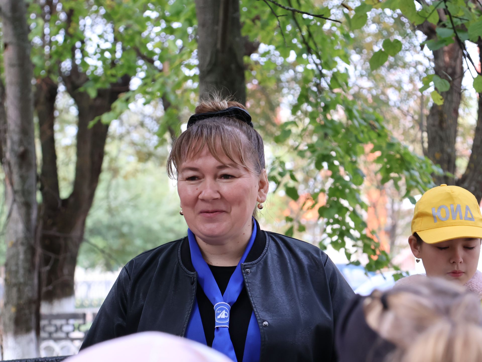 «Куркынычсыз атна» акциясендә яшь юл хәрәкәте инспекторлары урамда буклетлар таратты