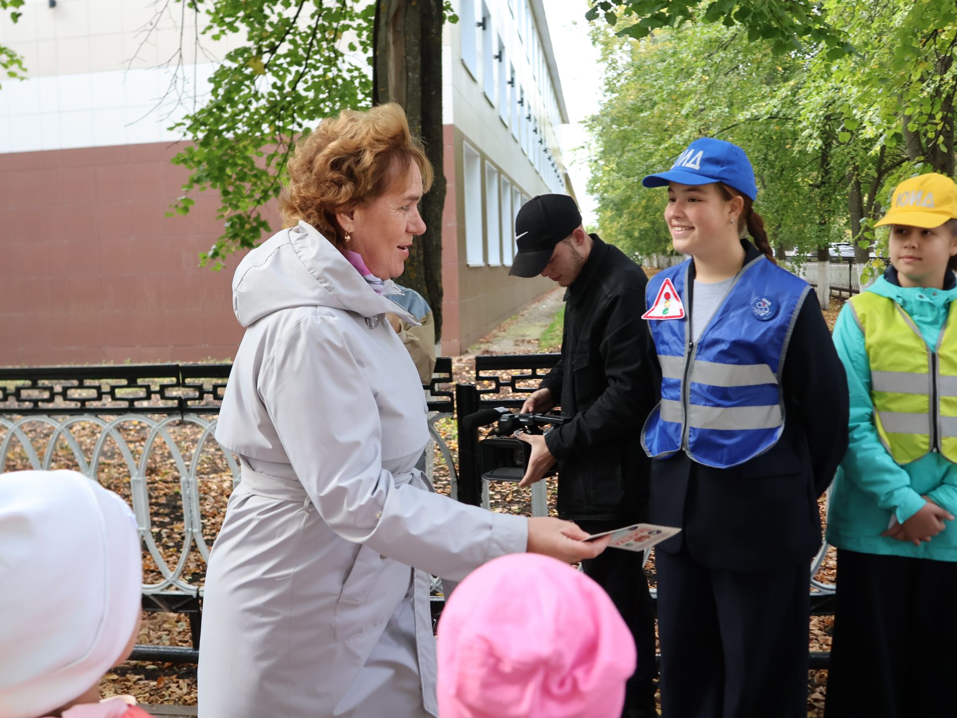 «Куркынычсыз атна» акциясендә яшь юл хәрәкәте инспекторлары урамда буклетлар таратты