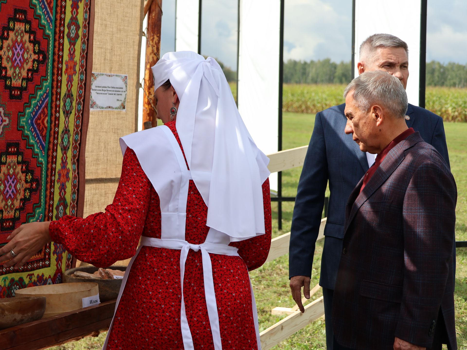 Рөстәм Миңнеханов Актанышның авыл хуҗалыгы тармагы, һөнәрчелек һәм эшмәкәрләр эшчәнлеге белән танышты