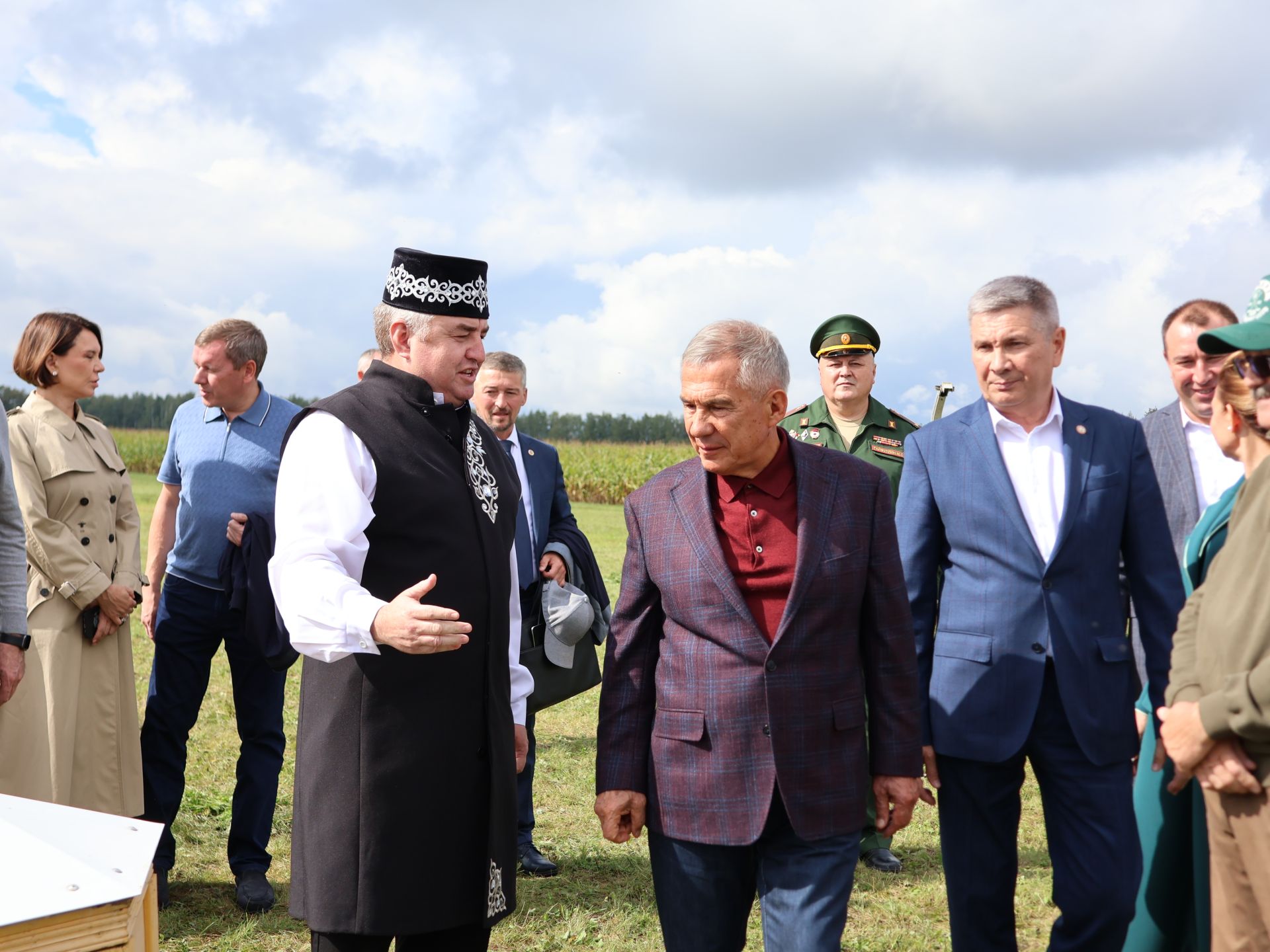 Рөстәм Миңнеханов Актанышның авыл хуҗалыгы тармагы, һөнәрчелек һәм эшмәкәрләр эшчәнлеге белән танышты