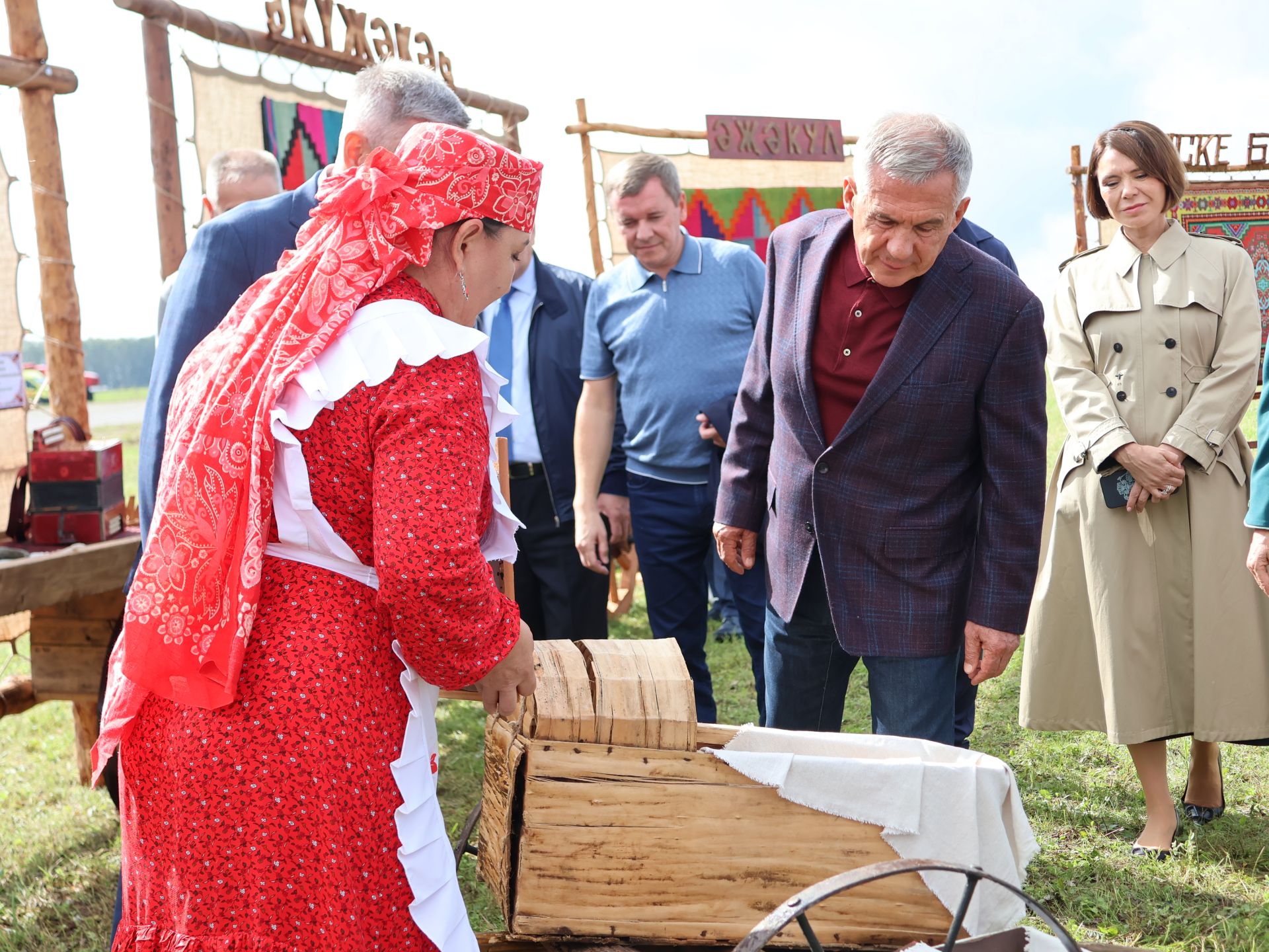 Рөстәм Миңнеханов Актанышның авыл хуҗалыгы тармагы, һөнәрчелек һәм эшмәкәрләр эшчәнлеге белән танышты