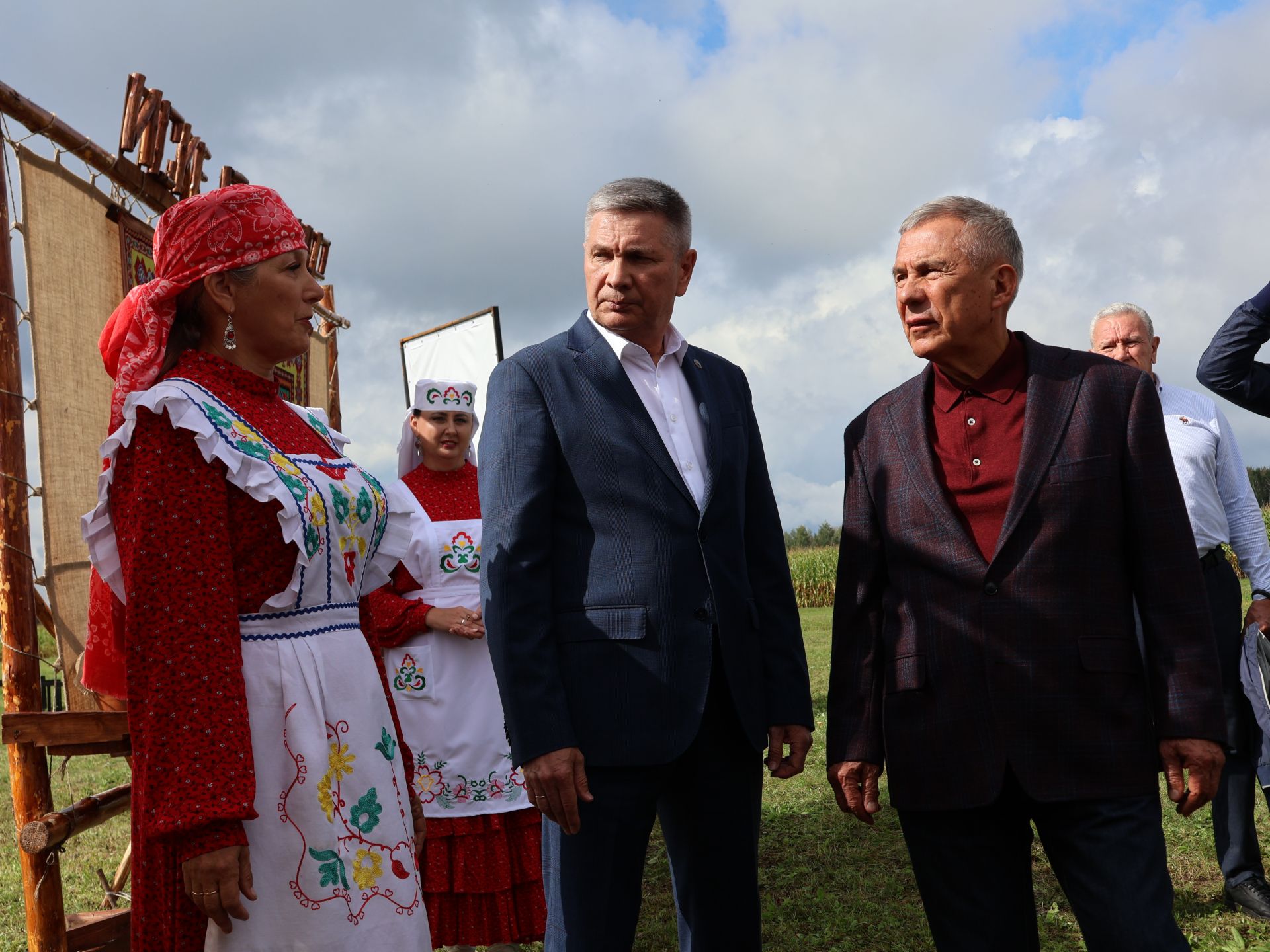 Рөстәм Миңнеханов Актанышның авыл хуҗалыгы тармагы, һөнәрчелек һәм эшмәкәрләр эшчәнлеге белән танышты