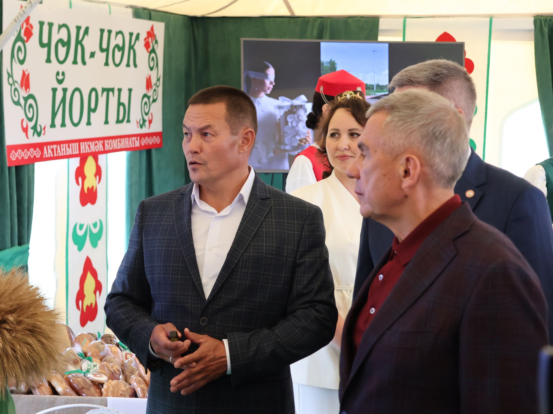 Рөстәм Миңнеханов Актанышның авыл хуҗалыгы тармагы, һөнәрчелек һәм эшмәкәрләр эшчәнлеге белән танышты