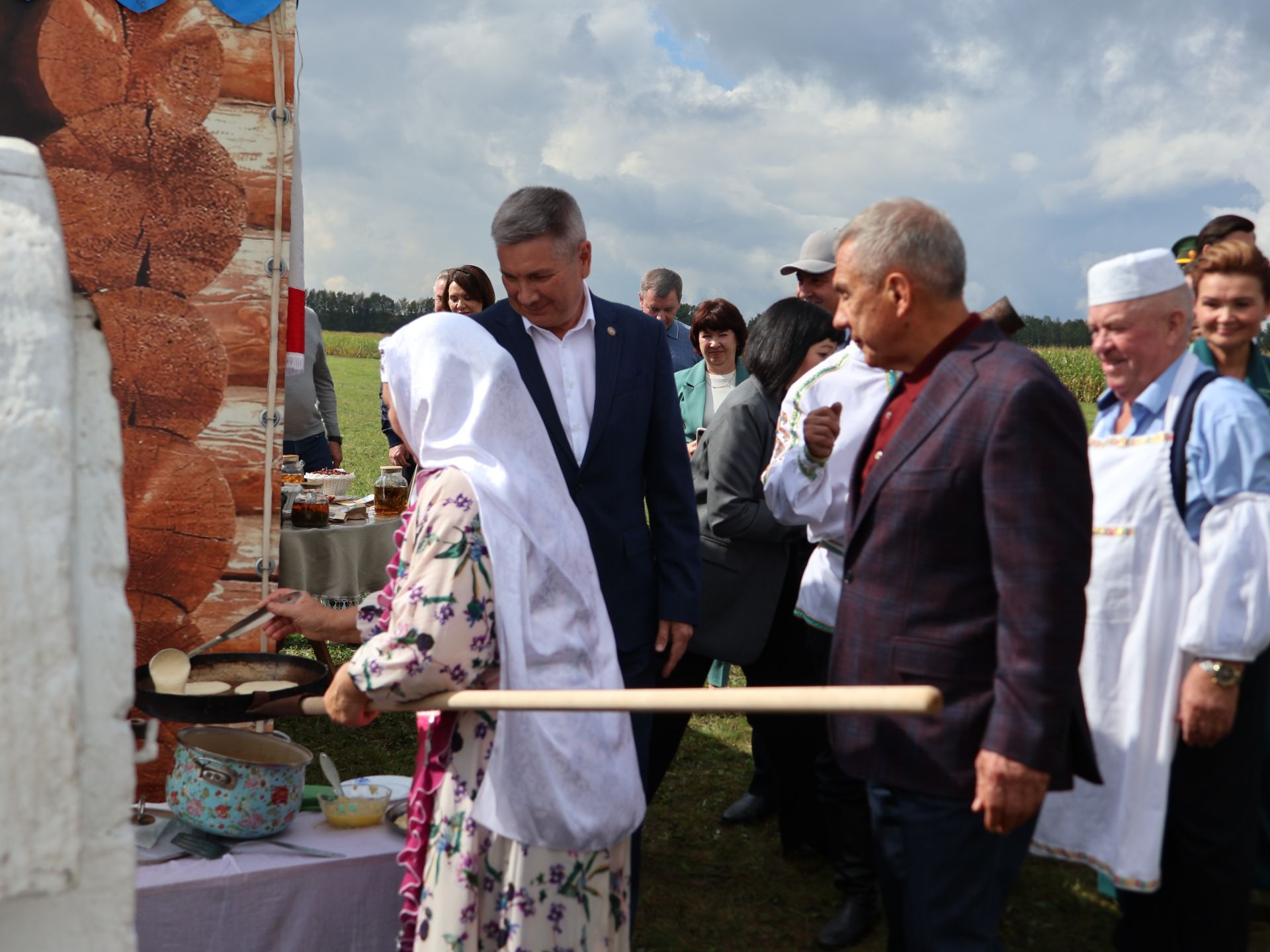 Рөстәм Миңнеханов Актанышның авыл хуҗалыгы тармагы, һөнәрчелек һәм эшмәкәрләр эшчәнлеге белән танышты