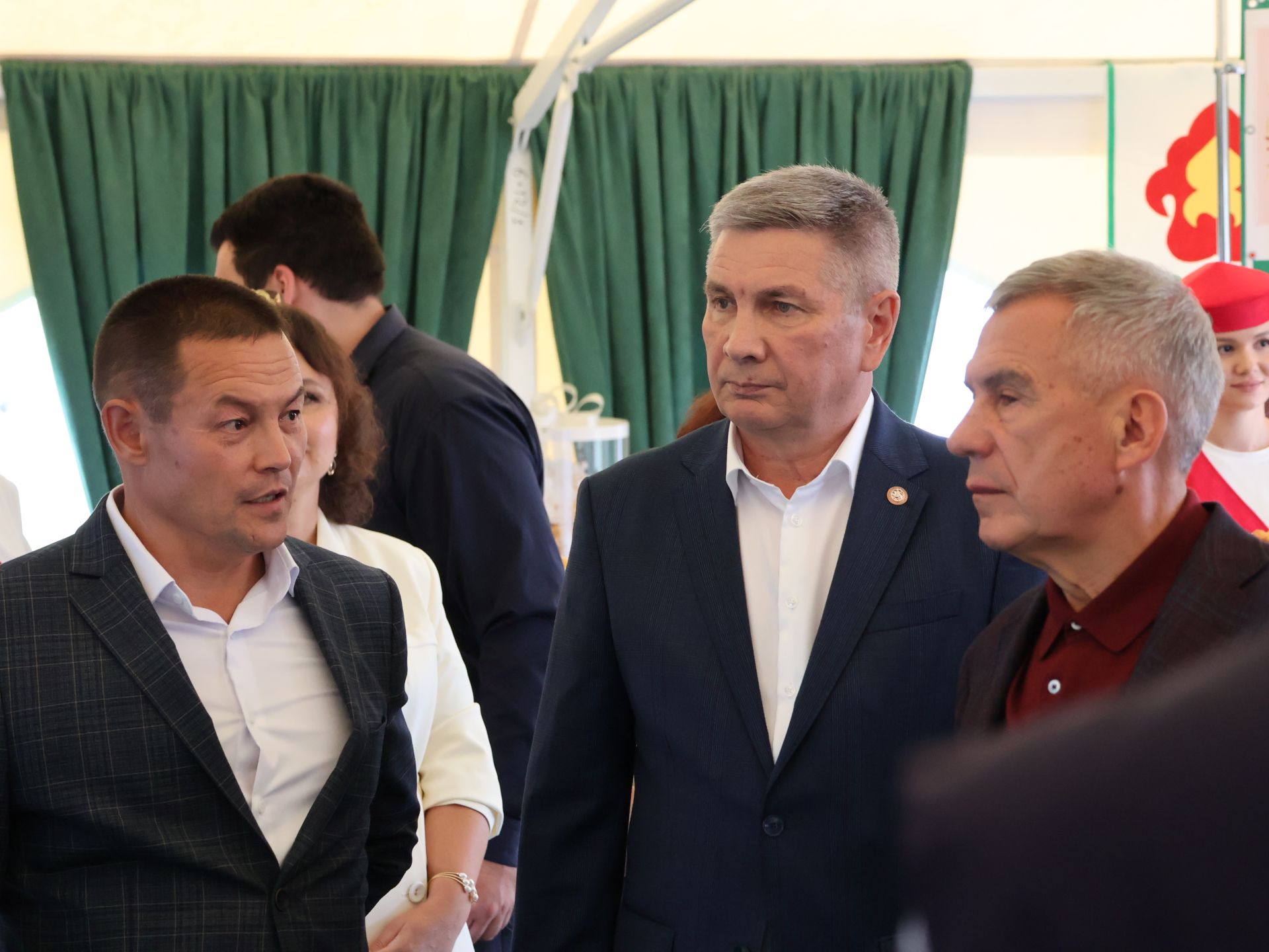 Рөстәм Миңнеханов Актанышның авыл хуҗалыгы тармагы, һөнәрчелек һәм эшмәкәрләр эшчәнлеге белән танышты