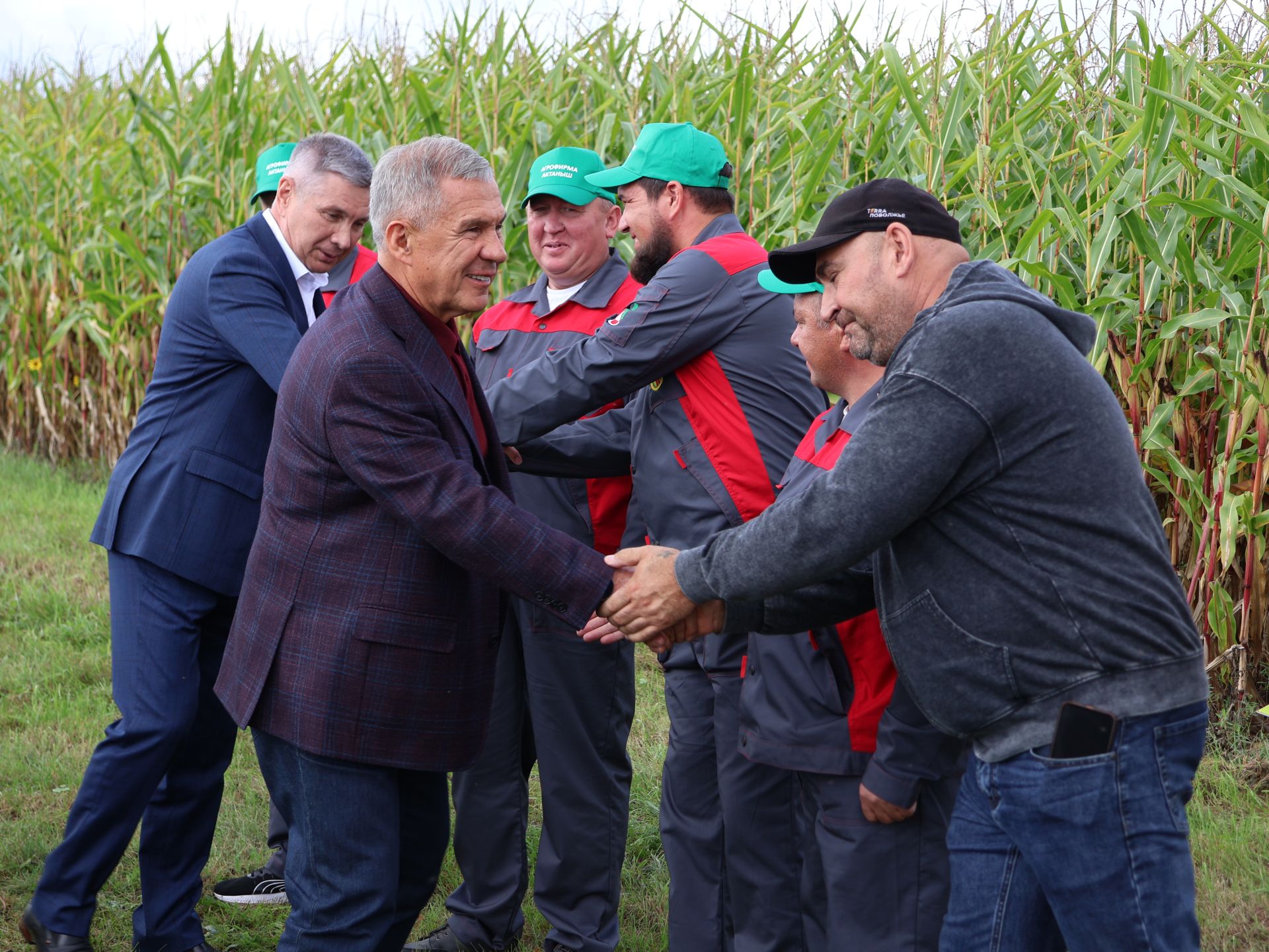 Рөстәм Миңнеханов Актанышның авыл хуҗалыгы тармагы, һөнәрчелек һәм эшмәкәрләр эшчәнлеге белән танышты