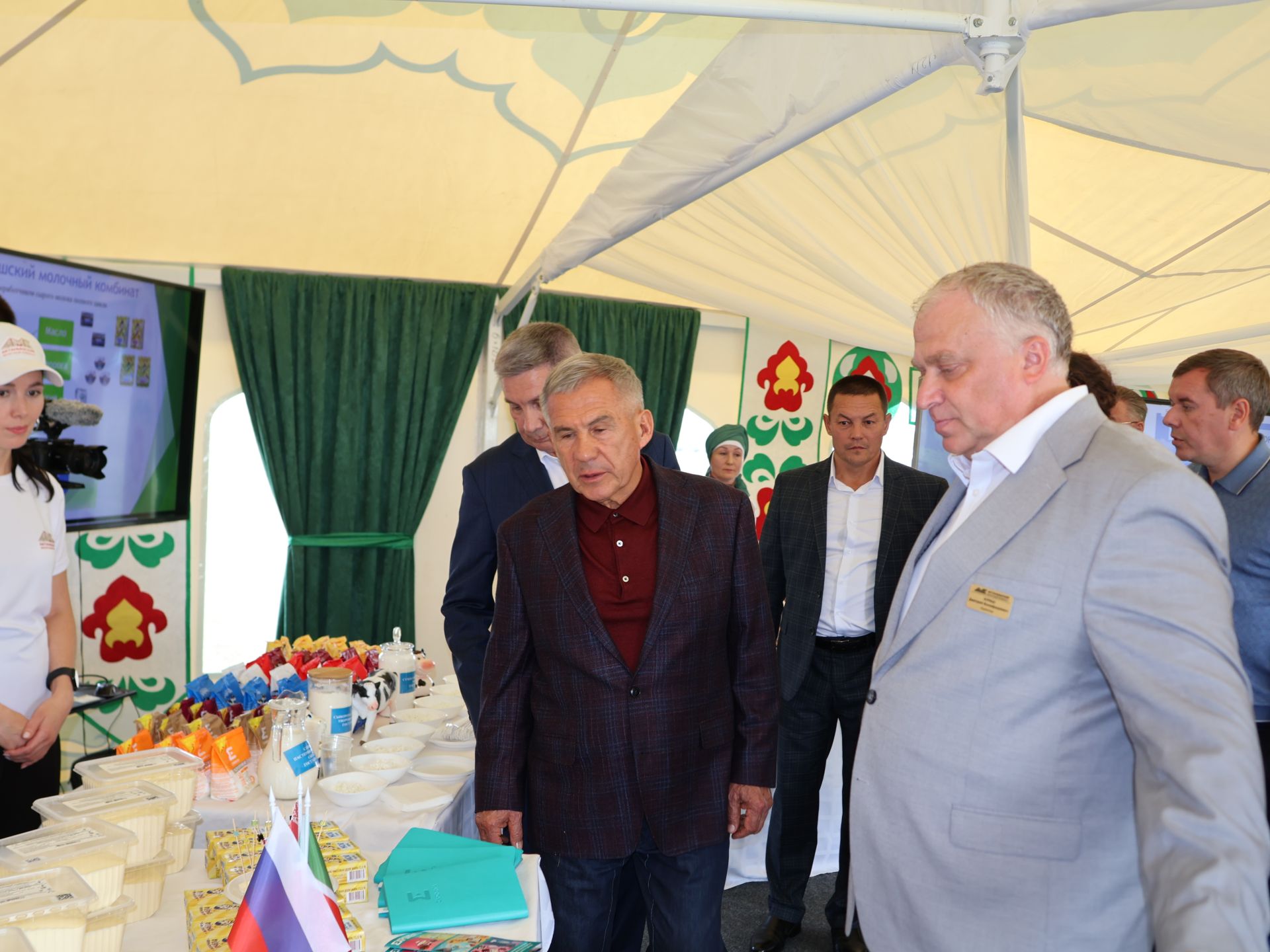 Рөстәм Миңнеханов Актанышның авыл хуҗалыгы тармагы, һөнәрчелек һәм эшмәкәрләр эшчәнлеге белән танышты