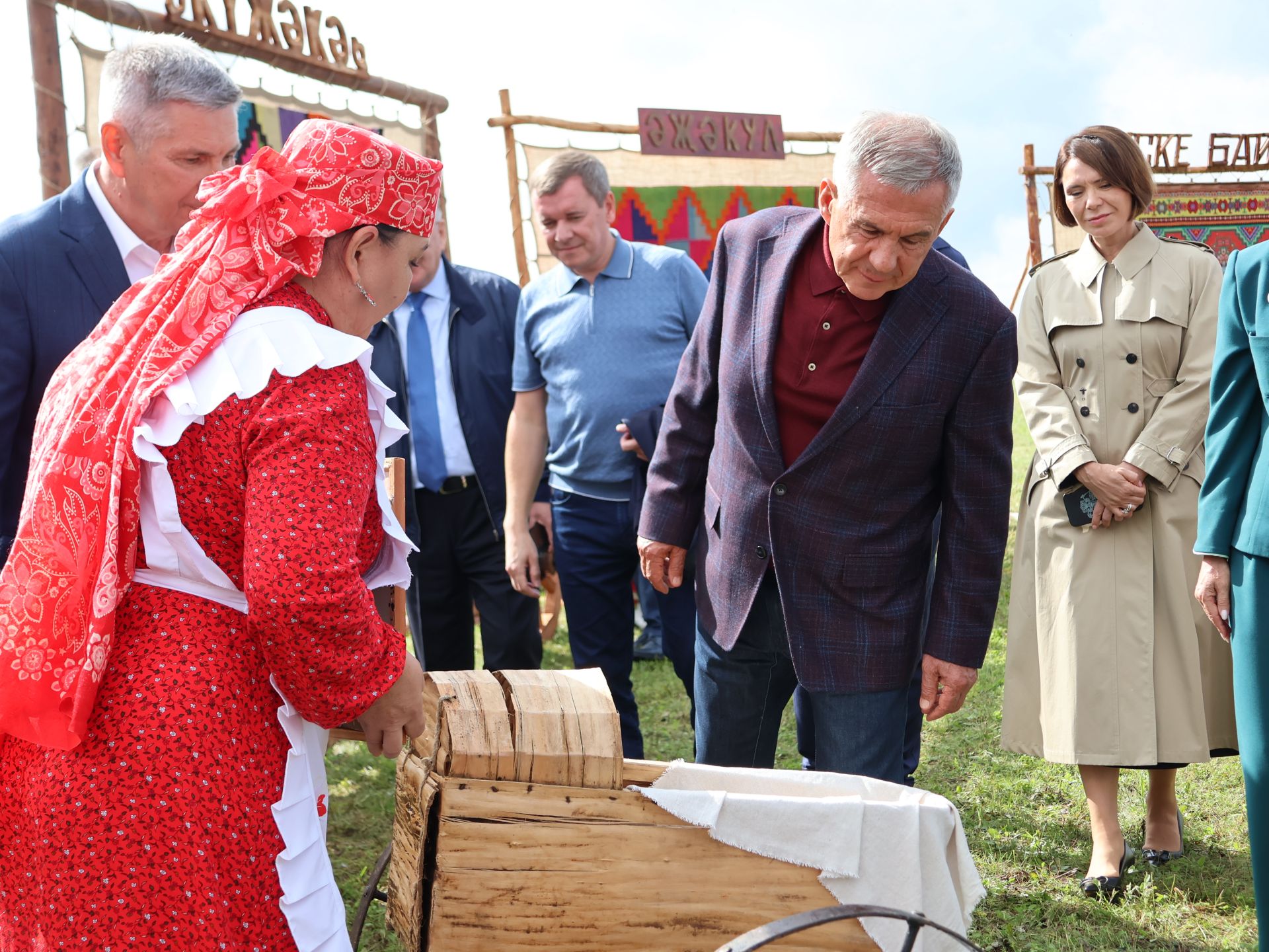Рөстәм Миңнеханов Актанышның авыл хуҗалыгы тармагы, һөнәрчелек һәм эшмәкәрләр эшчәнлеге белән танышты