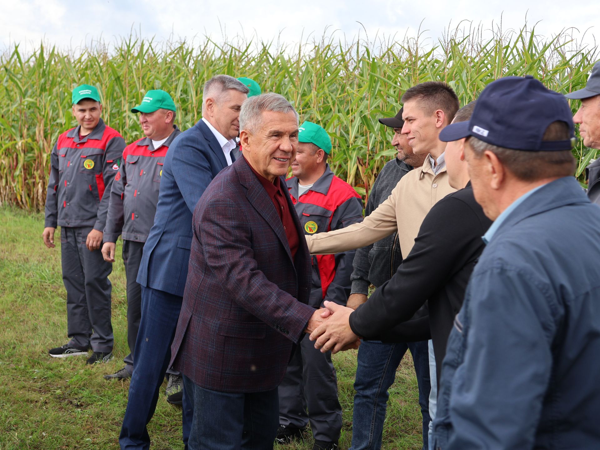 Рөстәм Миңнеханов Актанышның авыл хуҗалыгы тармагы, һөнәрчелек һәм эшмәкәрләр эшчәнлеге белән танышты