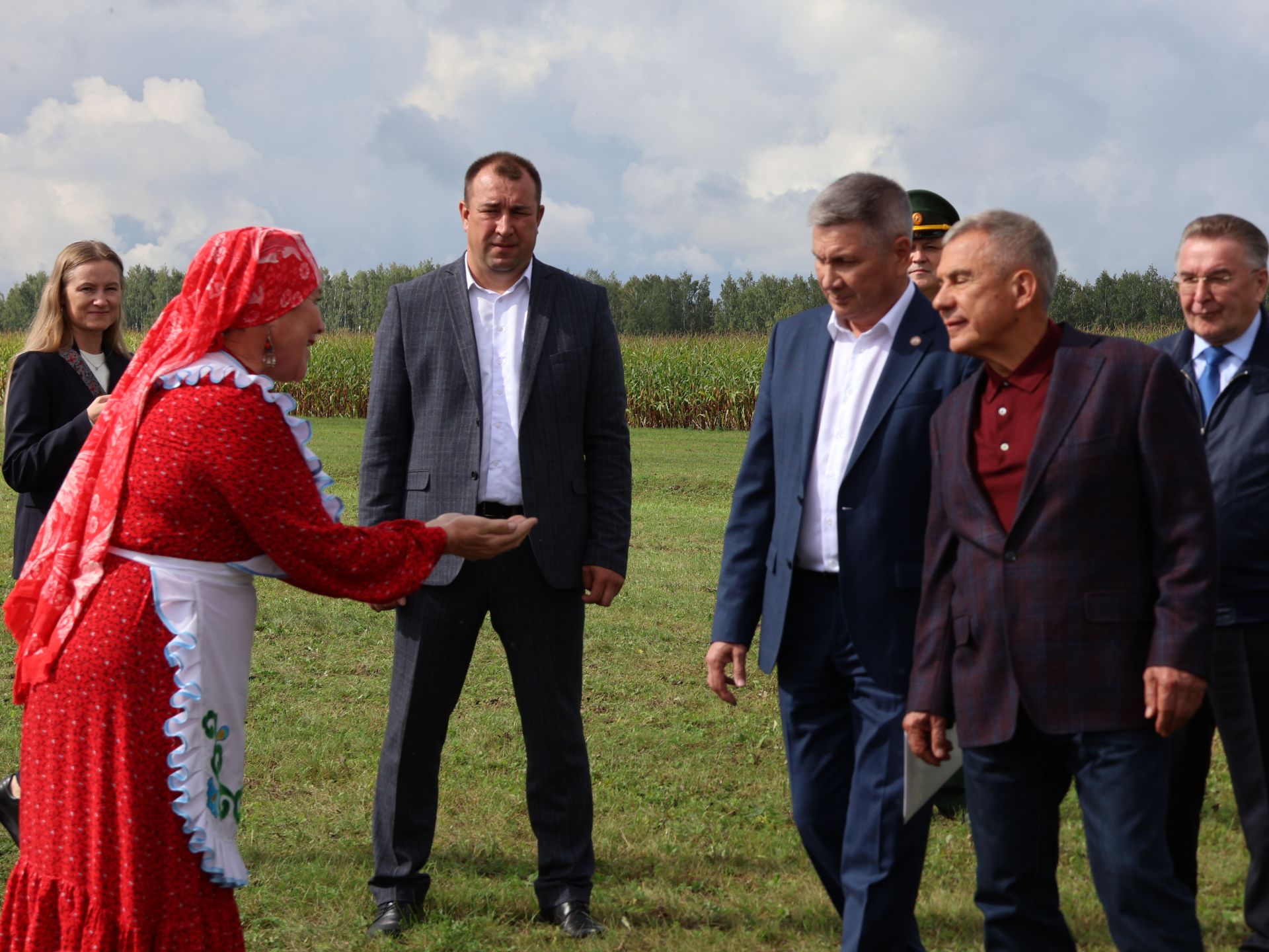 Рөстәм Миңнеханов Актанышның авыл хуҗалыгы тармагы, һөнәрчелек һәм эшмәкәрләр эшчәнлеге белән танышты