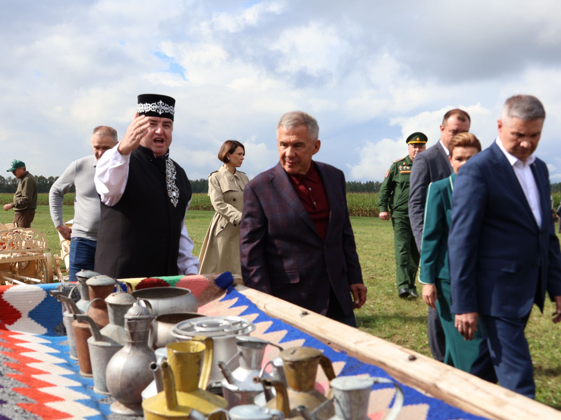 Рөстәм Миңнеханов Актанышның авыл хуҗалыгы тармагы, һөнәрчелек һәм эшмәкәрләр эшчәнлеге белән танышты