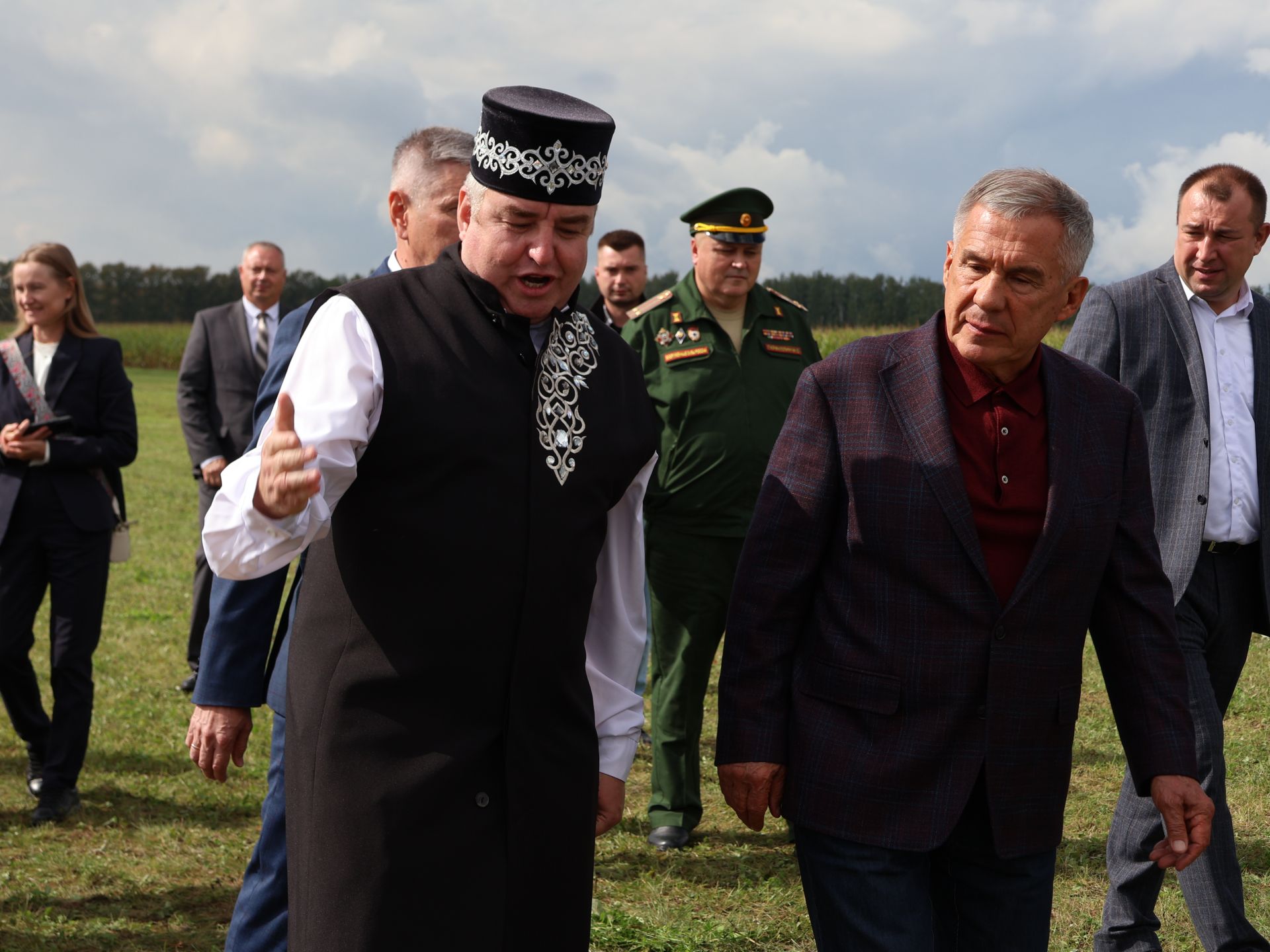 Рөстәм Миңнеханов Актанышның авыл хуҗалыгы тармагы, һөнәрчелек һәм эшмәкәрләр эшчәнлеге белән танышты