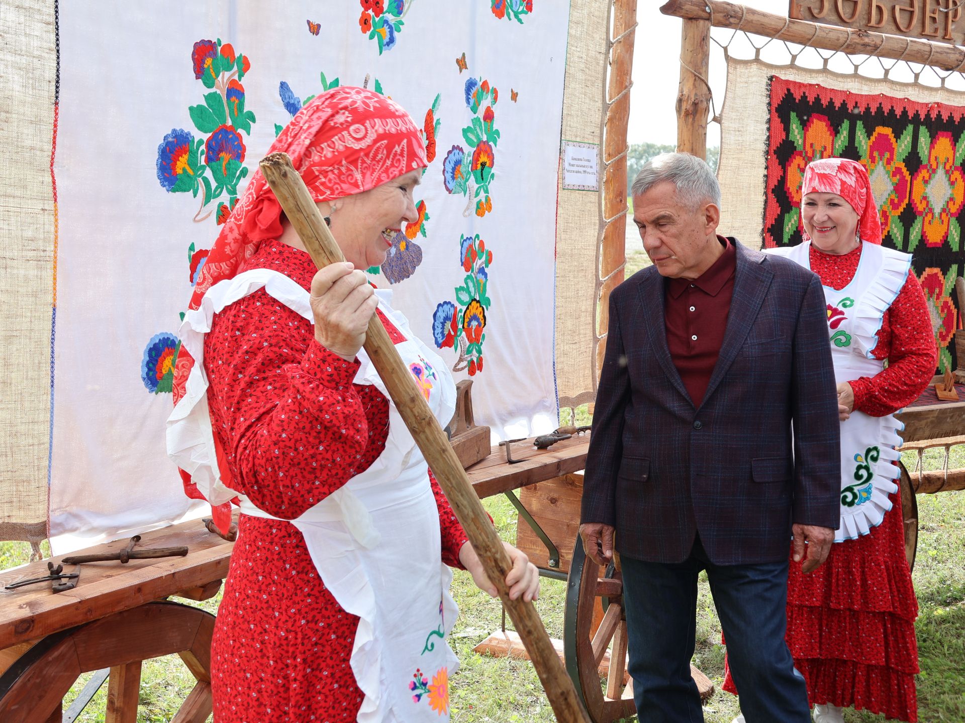 Рөстәм Миңнеханов Актанышның авыл хуҗалыгы тармагы, һөнәрчелек һәм эшмәкәрләр эшчәнлеге белән танышты