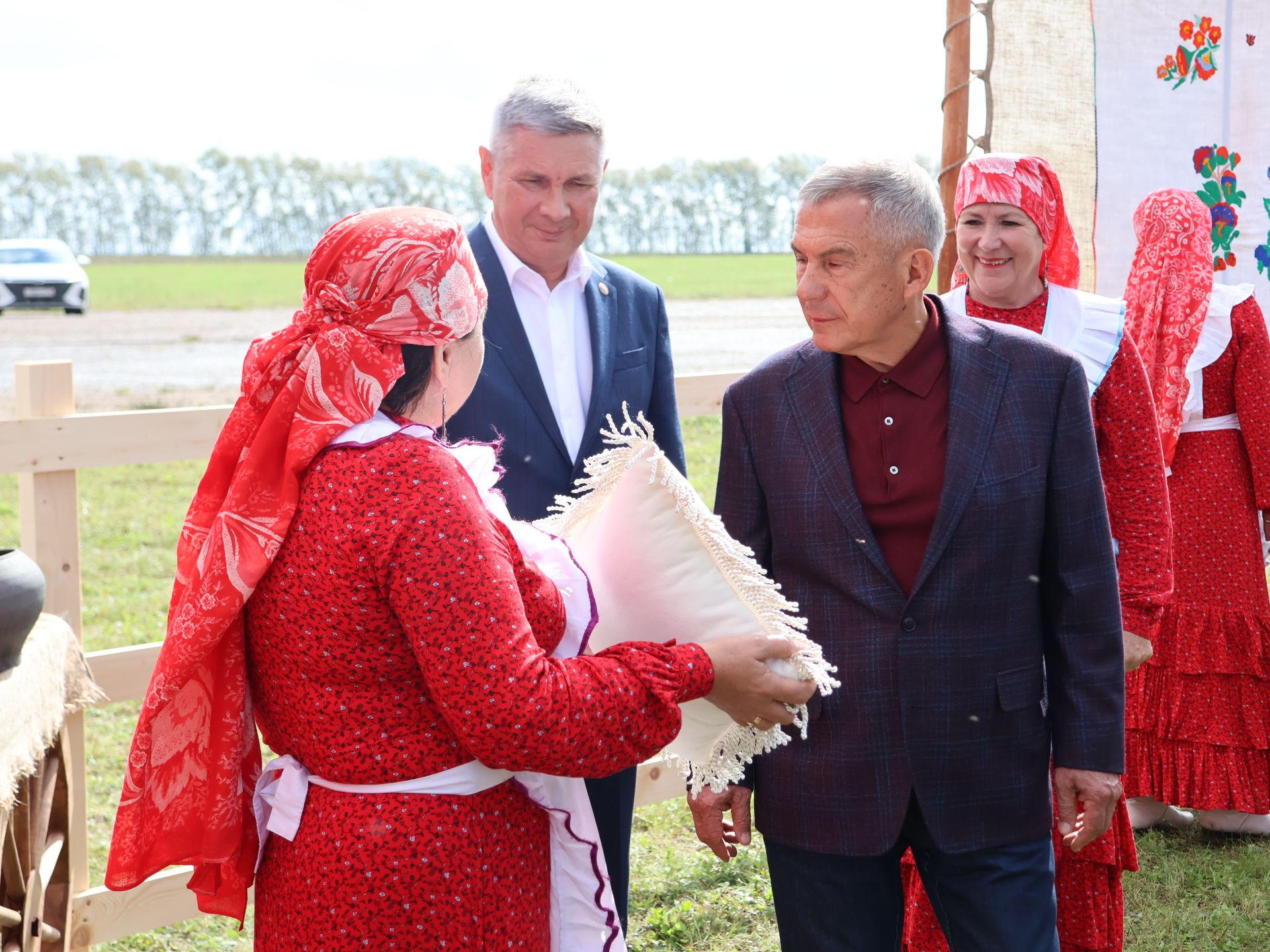 Рөстәм Миңнеханов Актанышның авыл хуҗалыгы тармагы, һөнәрчелек һәм эшмәкәрләр эшчәнлеге белән танышты