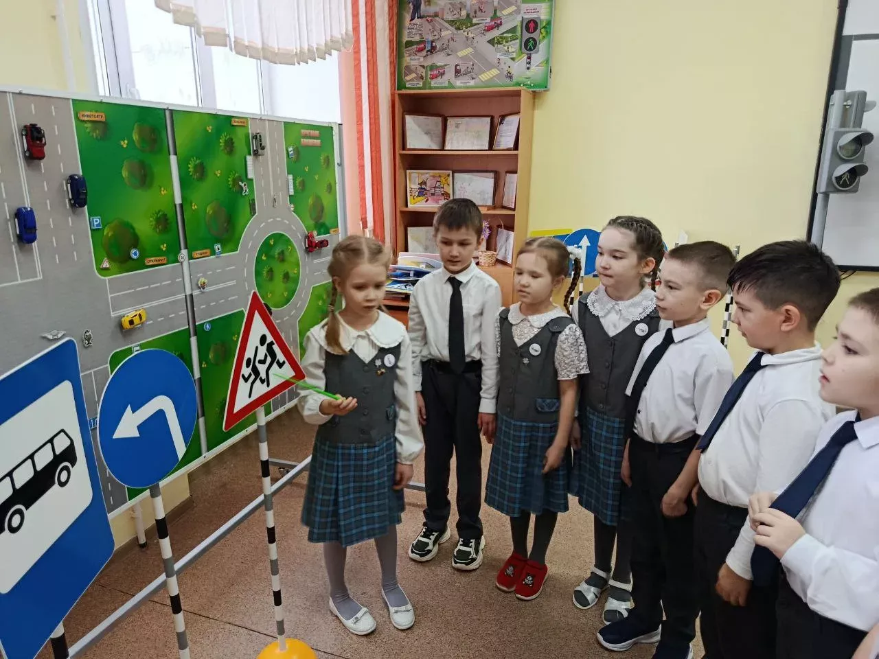 Сәләтле балалар өчен гуманитар гимназия-интернатның  башлангыч класс укучылары автокласста шөгыльләнә
