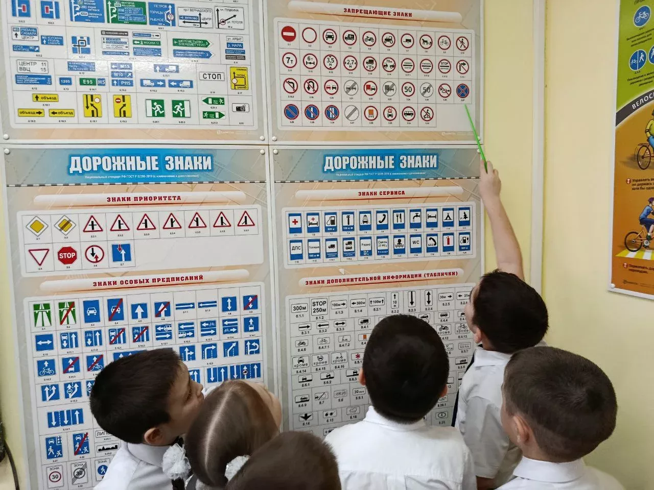 Сәләтле балалар өчен гуманитар гимназия-интернатның  башлангыч класс укучылары автокласста шөгыльләнә