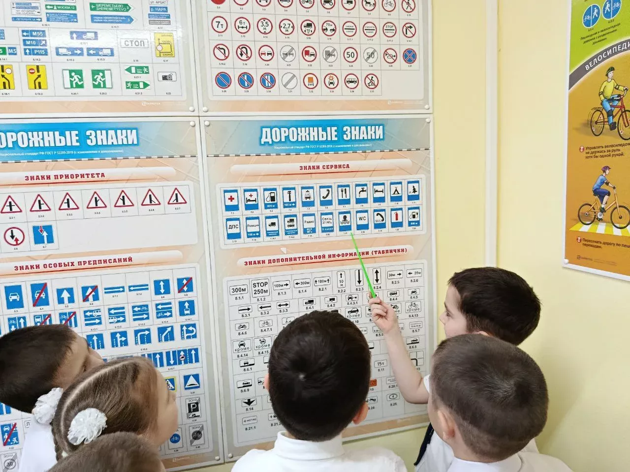 Сәләтле балалар өчен гуманитар гимназия-интернатның  башлангыч класс укучылары автокласста шөгыльләнә