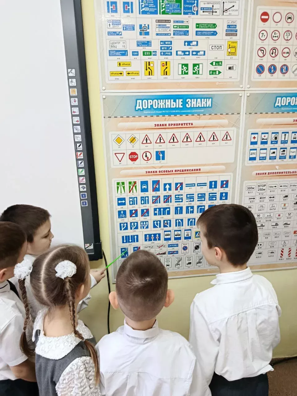 Сәләтле балалар өчен гуманитар гимназия-интернатның  башлангыч класс укучылары автокласста шөгыльләнә