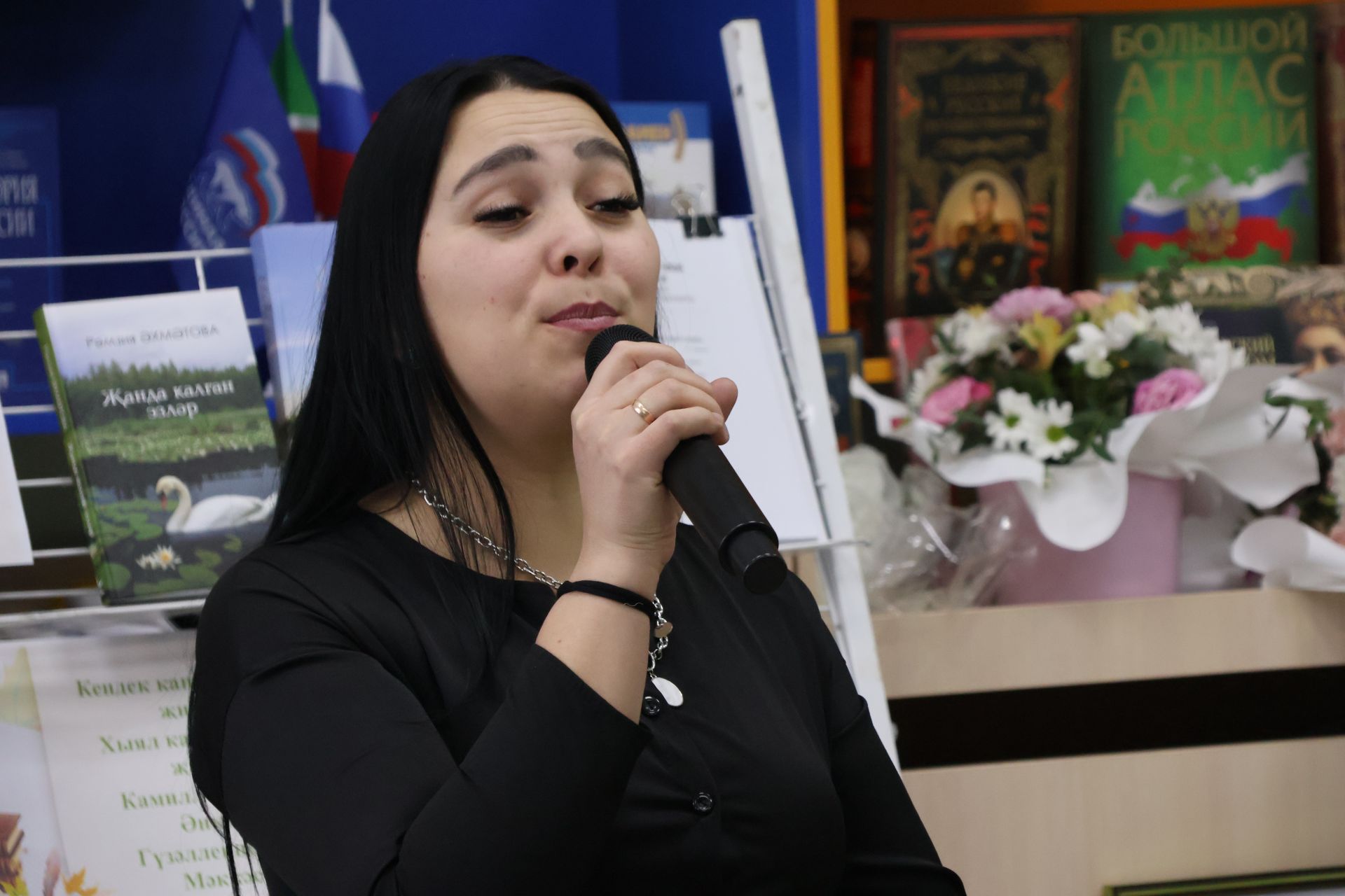 Уразай авылында яшәүче шагыйрә Рәмзия Әхмәтованың «Җанда калган эзләр» китабы тәкъдим ителде