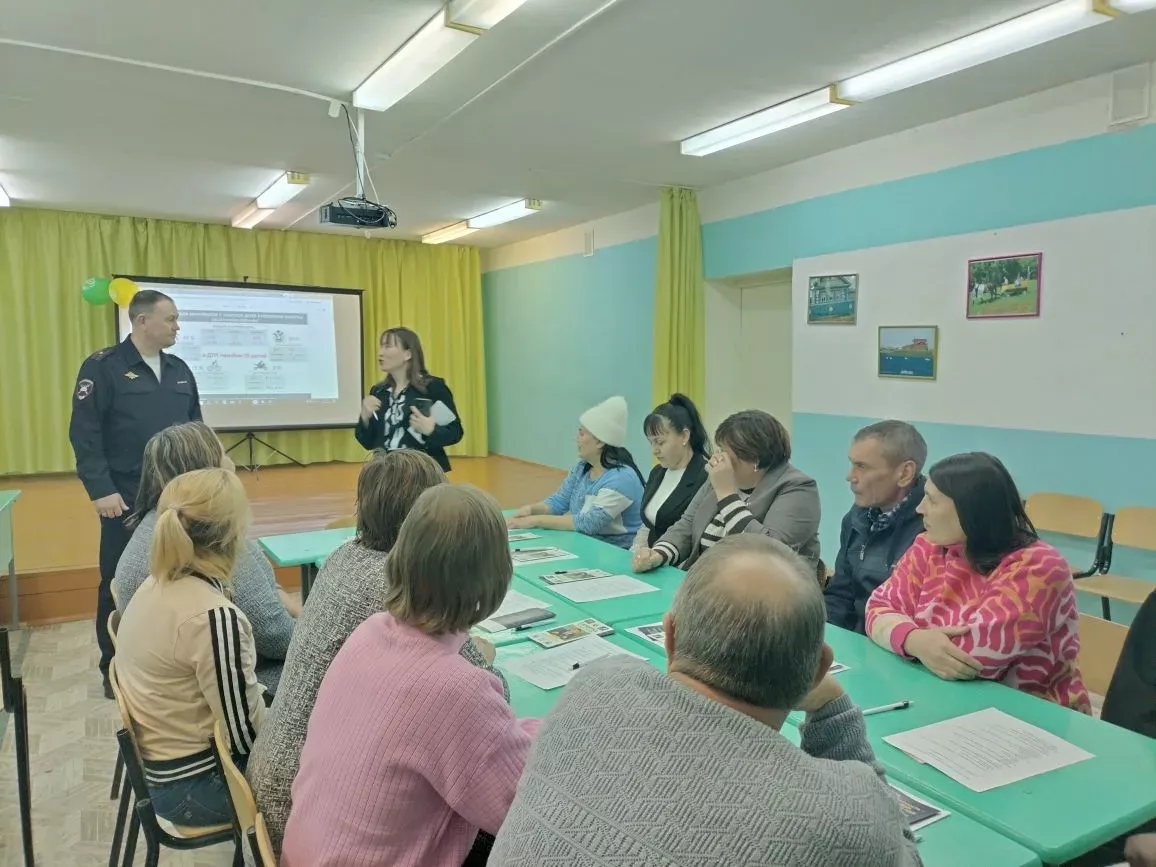 Актаныш районы Юл хәрәкәте Дәүләт автоинспекциясе җитәкчелеге Аккүз мәктәбе укучылары һәм аларның ата-аналары белән очрашты