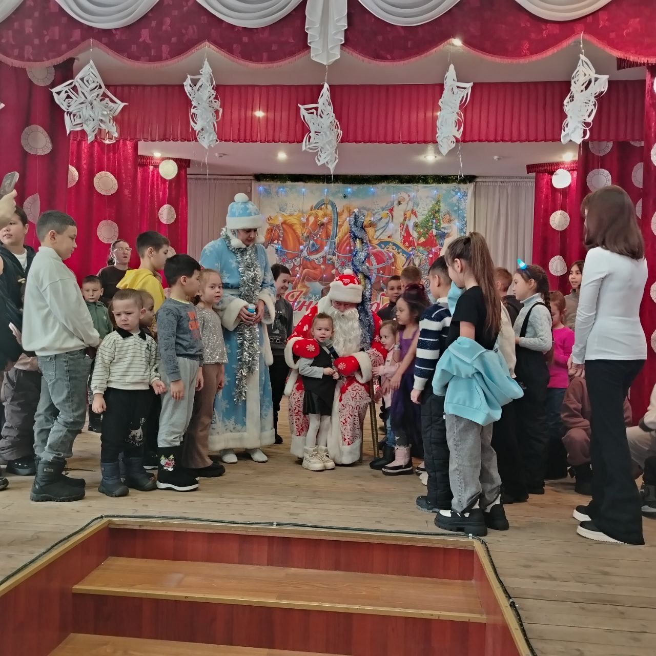 Иске Байсарда Яңа ел чыршысы дусларын җыйды