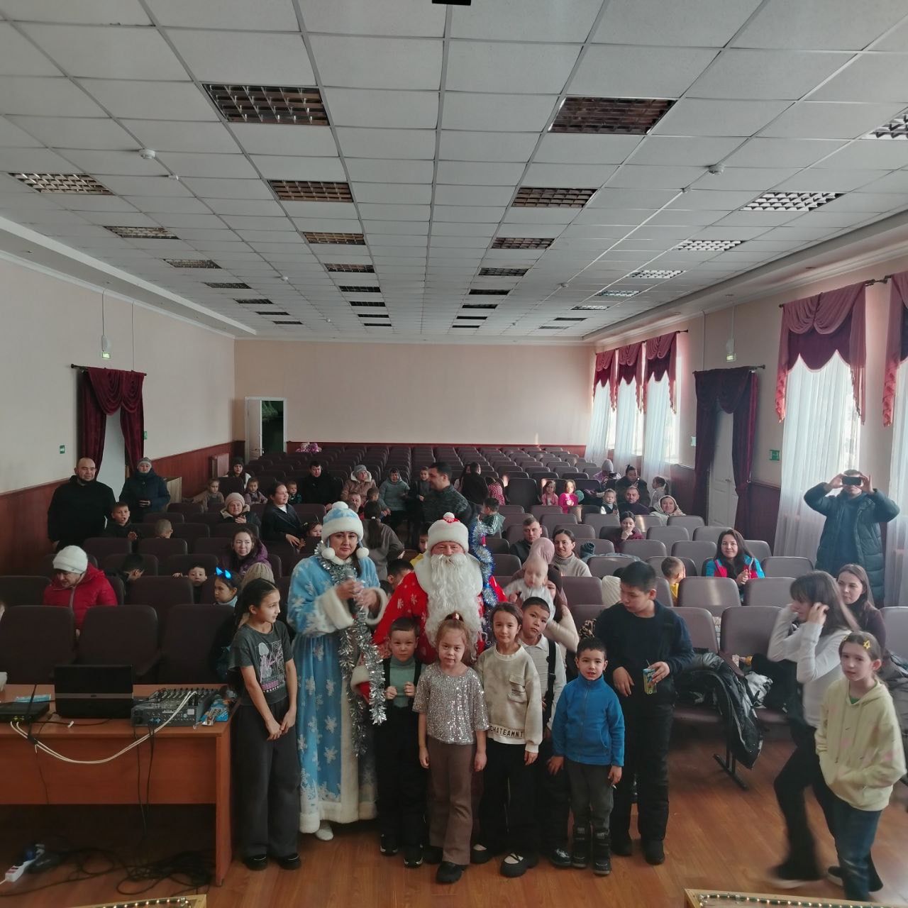 Иске Байсарда Яңа ел чыршысы дусларын җыйды