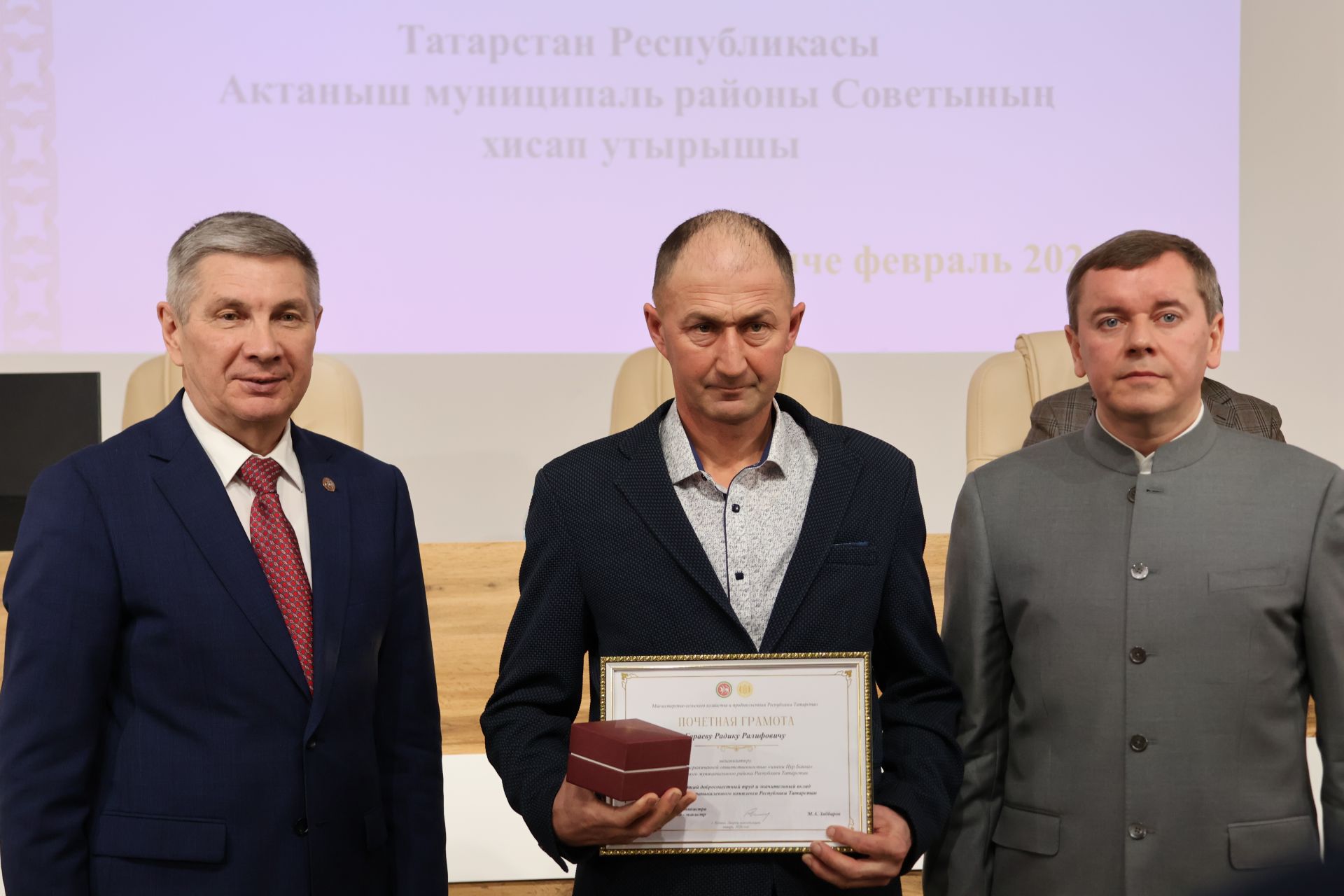 Актанышта хезмәт алдынгылары бүләкләнде