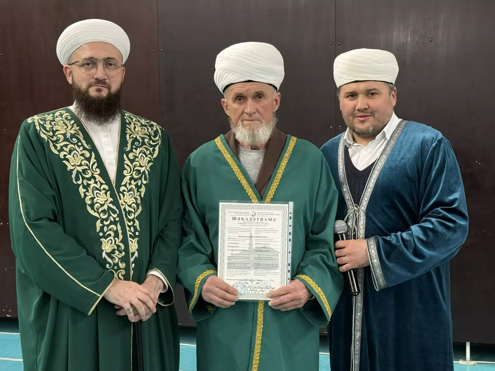 Мөфти Камил хәзрәт Сәмигуллин эшлекле сәфәр барышында  Актаныш районы имамнарына шәһадәтнамәләр тапшырды