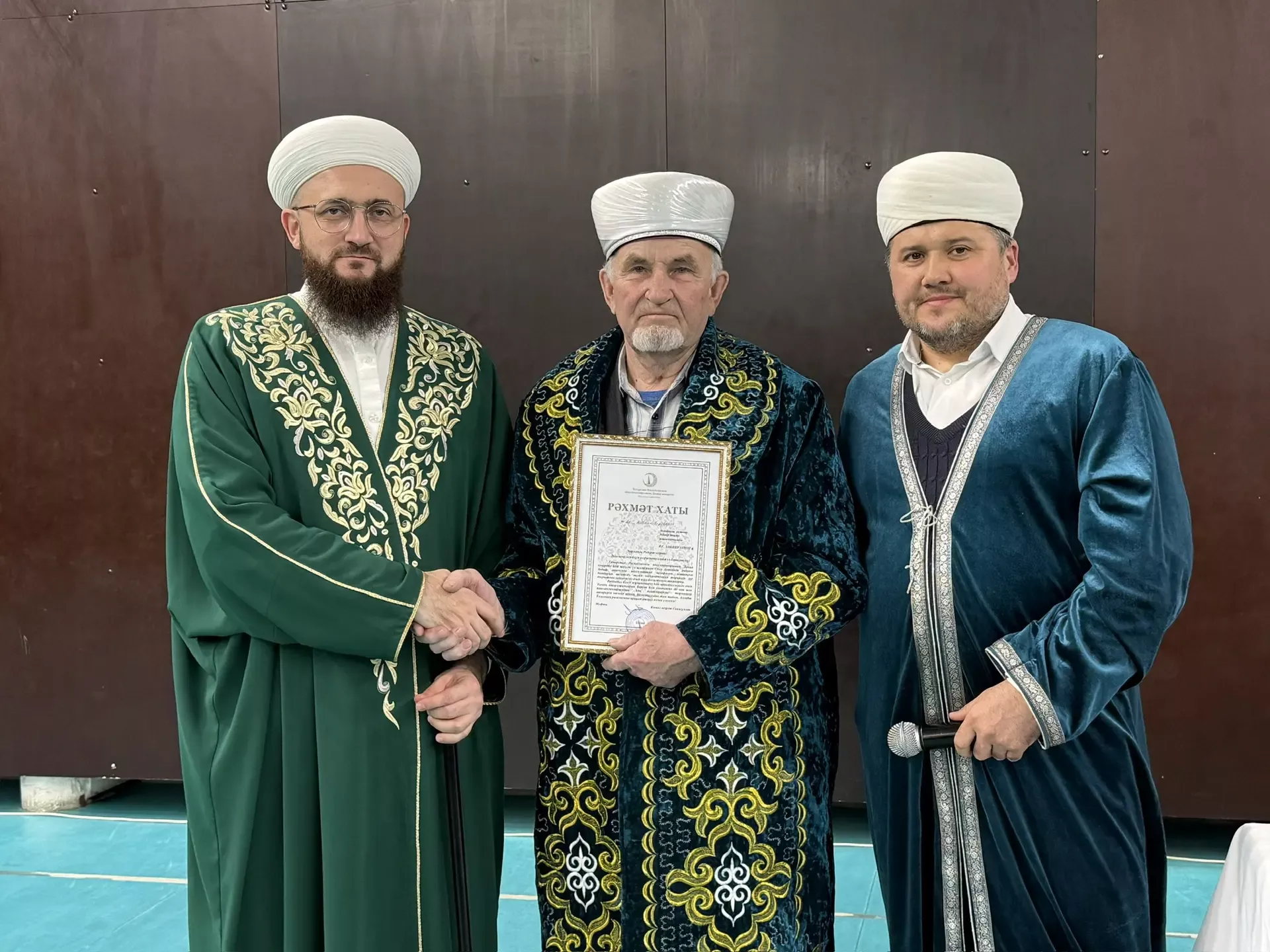 Мөфти Камил хәзрәт Сәмигуллин эшлекле сәфәр барышында  Актаныш районы имамнарына шәһадәтнамәләр тапшырды