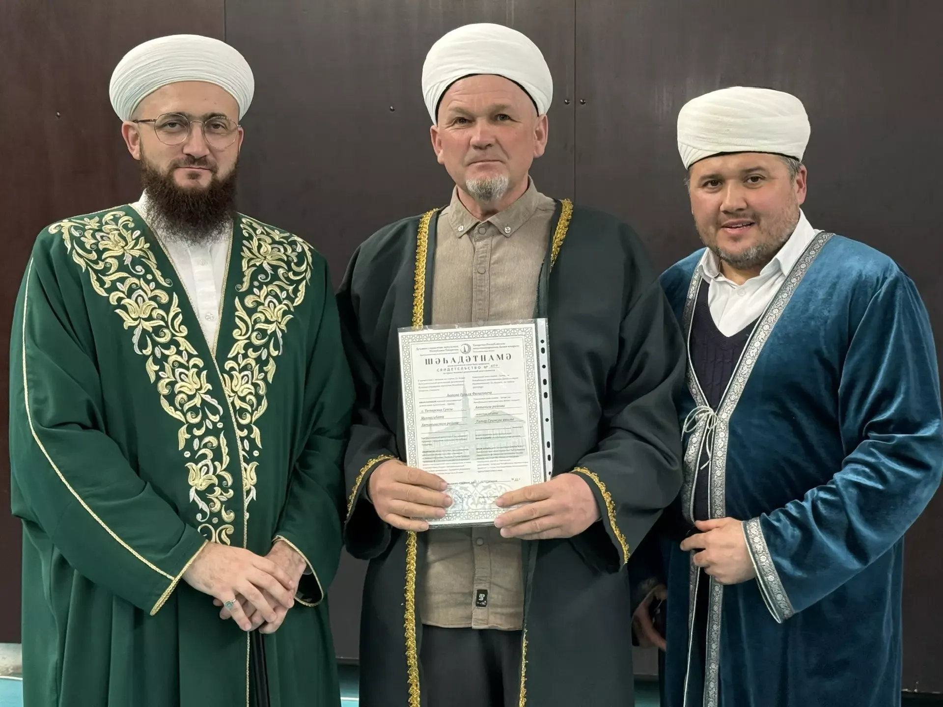 Мөфти Камил хәзрәт Сәмигуллин эшлекле сәфәр барышында  Актаныш районы имамнарына шәһадәтнамәләр тапшырды