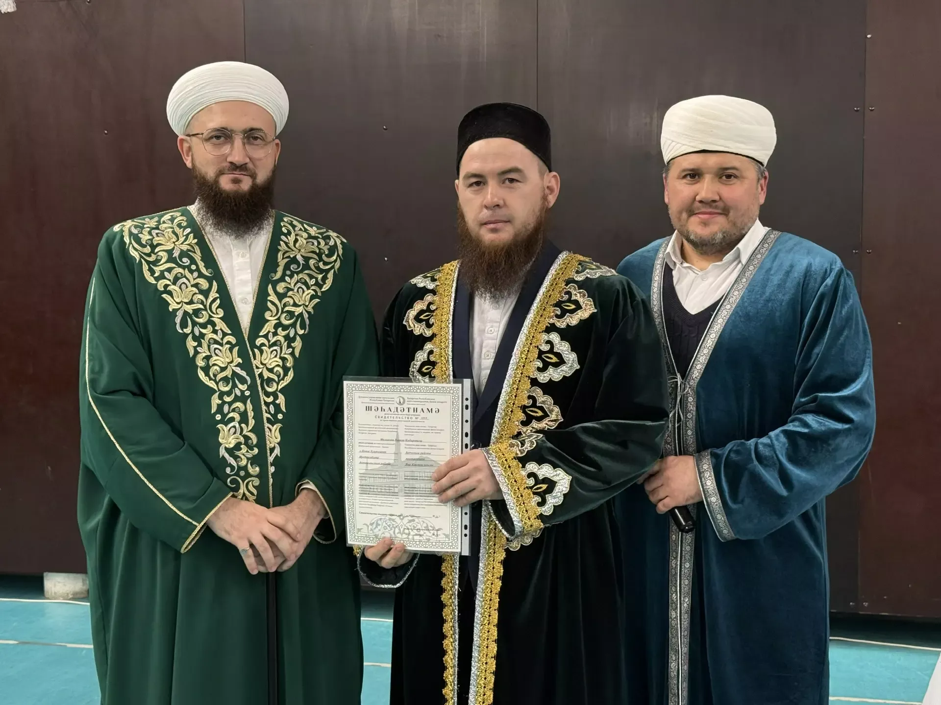 Мөфти Камил хәзрәт Сәмигуллин эшлекле сәфәр барышында  Актаныш районы имамнарына шәһадәтнамәләр тапшырды