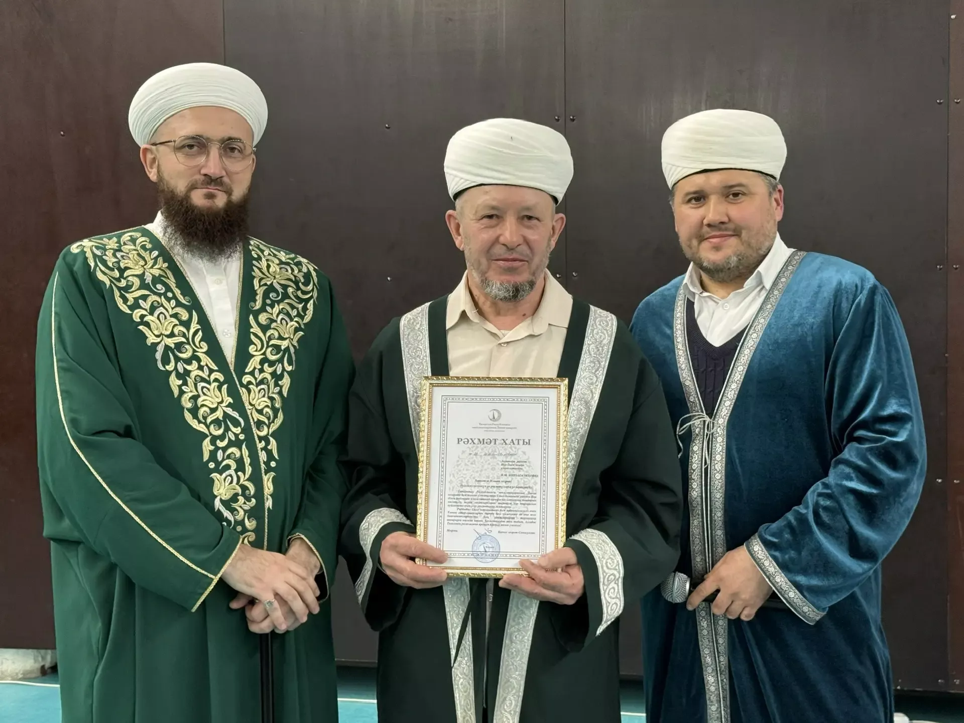 Мөфти Камил хәзрәт Сәмигуллин эшлекле сәфәр барышында  Актаныш районы имамнарына шәһадәтнамәләр тапшырды