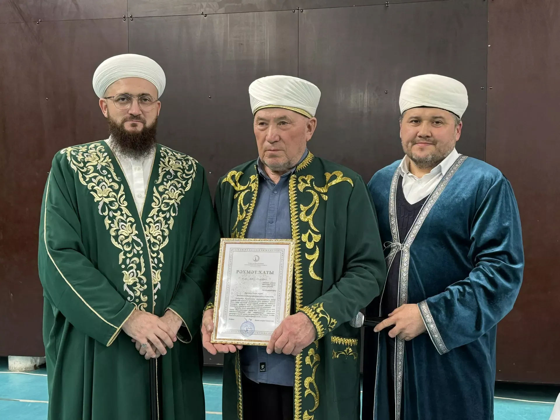 Мөфти Камил хәзрәт Сәмигуллин эшлекле сәфәр барышында  Актаныш районы имамнарына шәһадәтнамәләр тапшырды