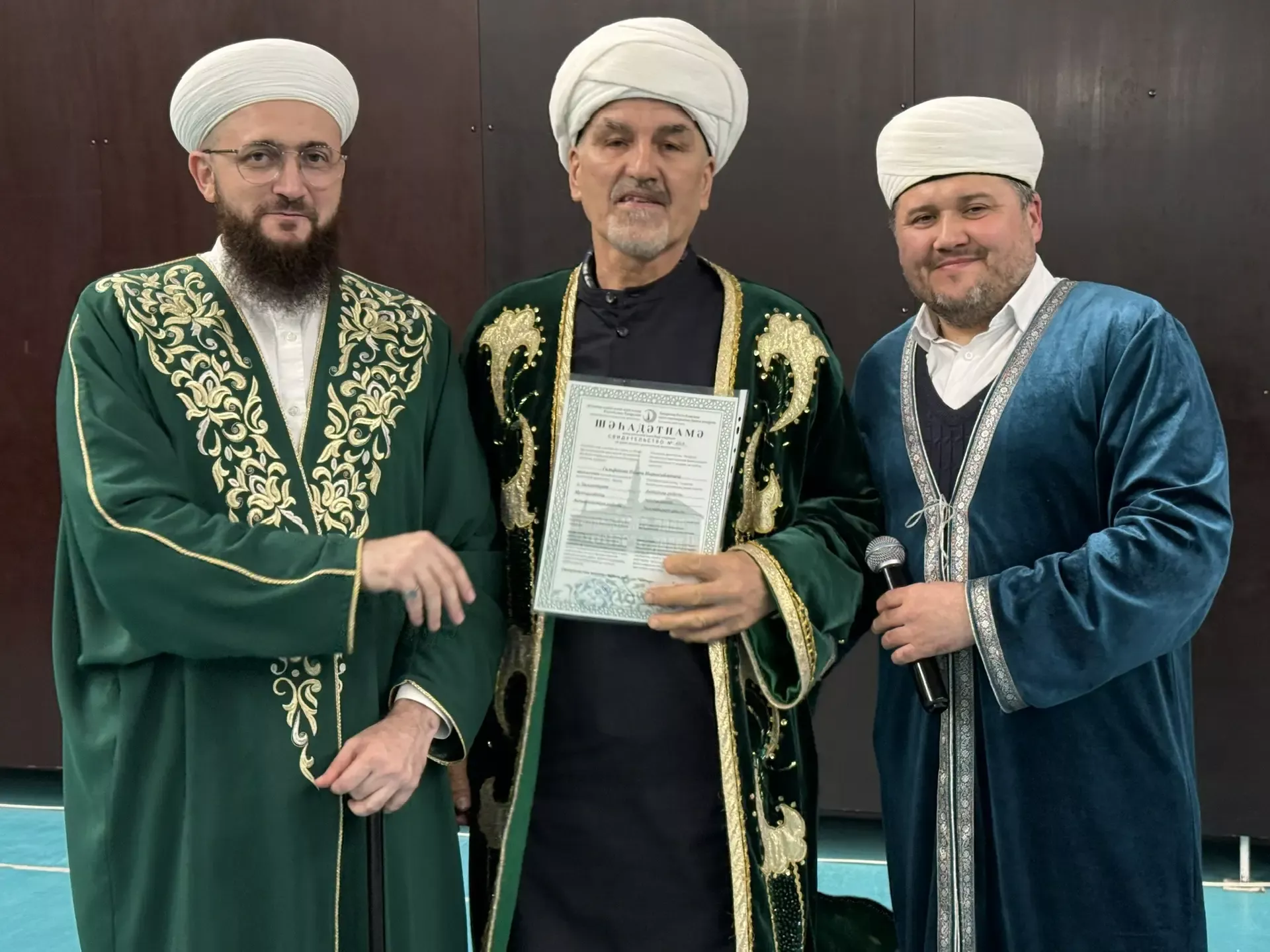 Мөфти Камил хәзрәт Сәмигуллин эшлекле сәфәр барышында  Актаныш районы имамнарына шәһадәтнамәләр тапшырды