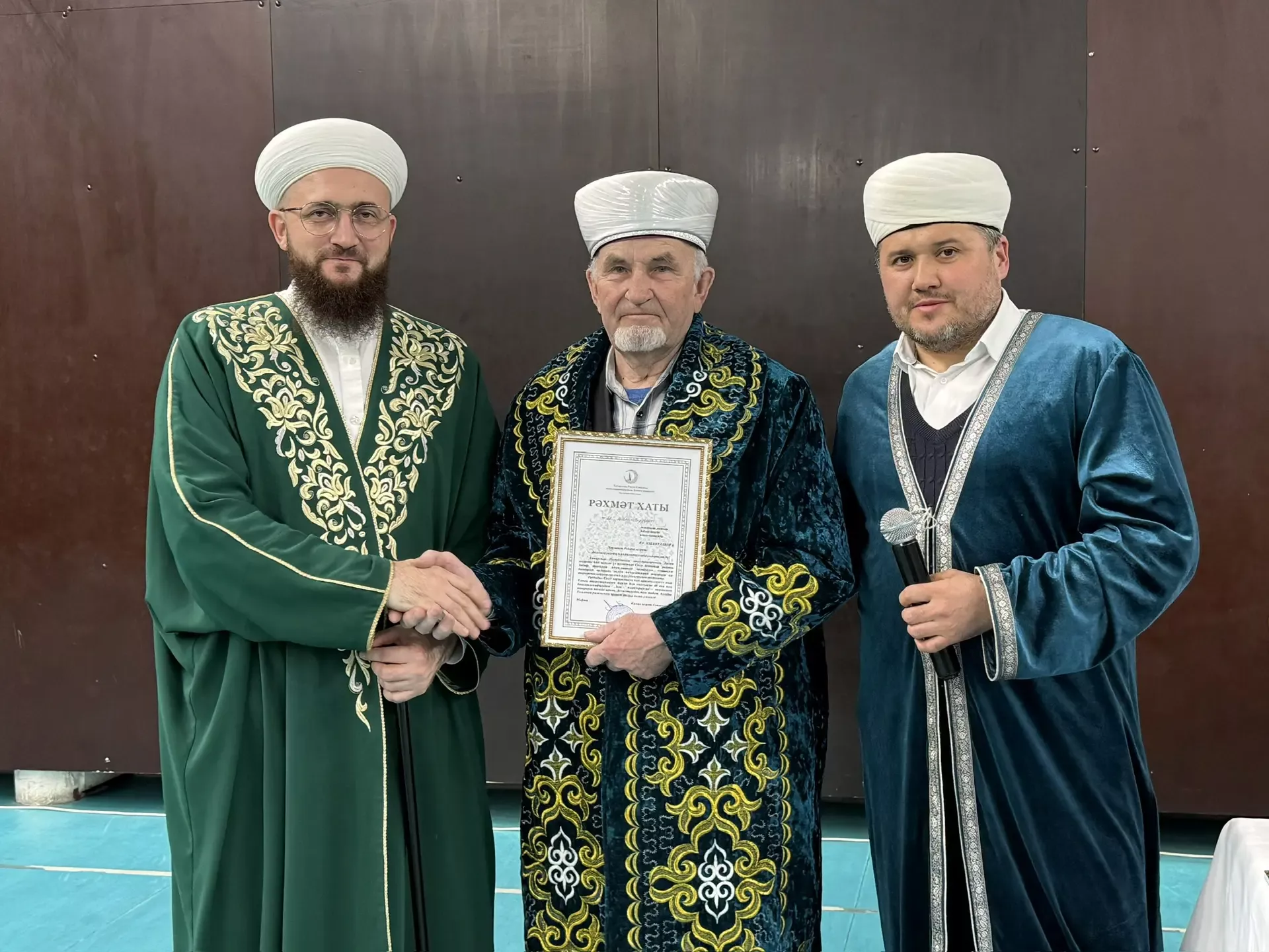 Мөфти Камил хәзрәт Сәмигуллин эшлекле сәфәр барышында  Актаныш районы имамнарына шәһадәтнамәләр тапшырды