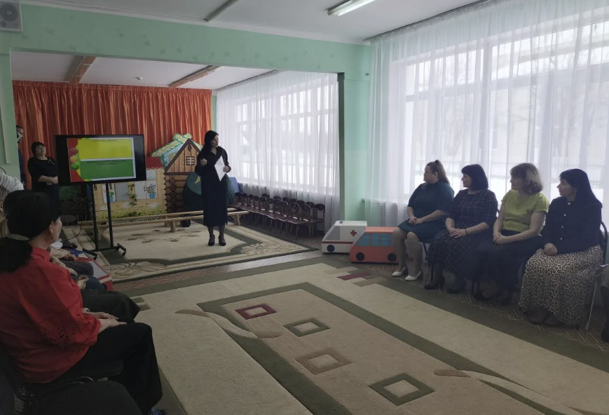 «Ромашка» балалар бакчасында тәрбиячеләр юл йөрү кагыйдәләренә өйрәтү буенча фикер алышты