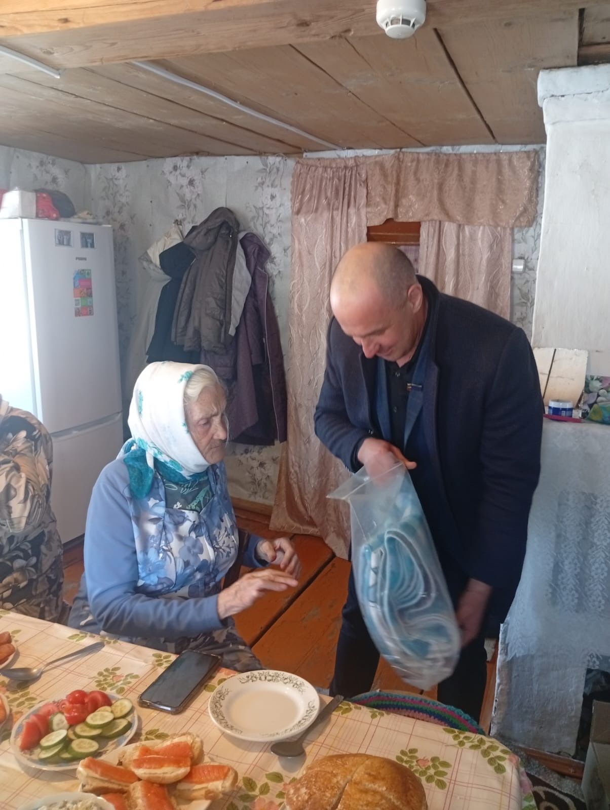 Такталачык авылында яшәүче Гөлсимә Якупова 90 яшьлек юбилеен билгеләп үтте