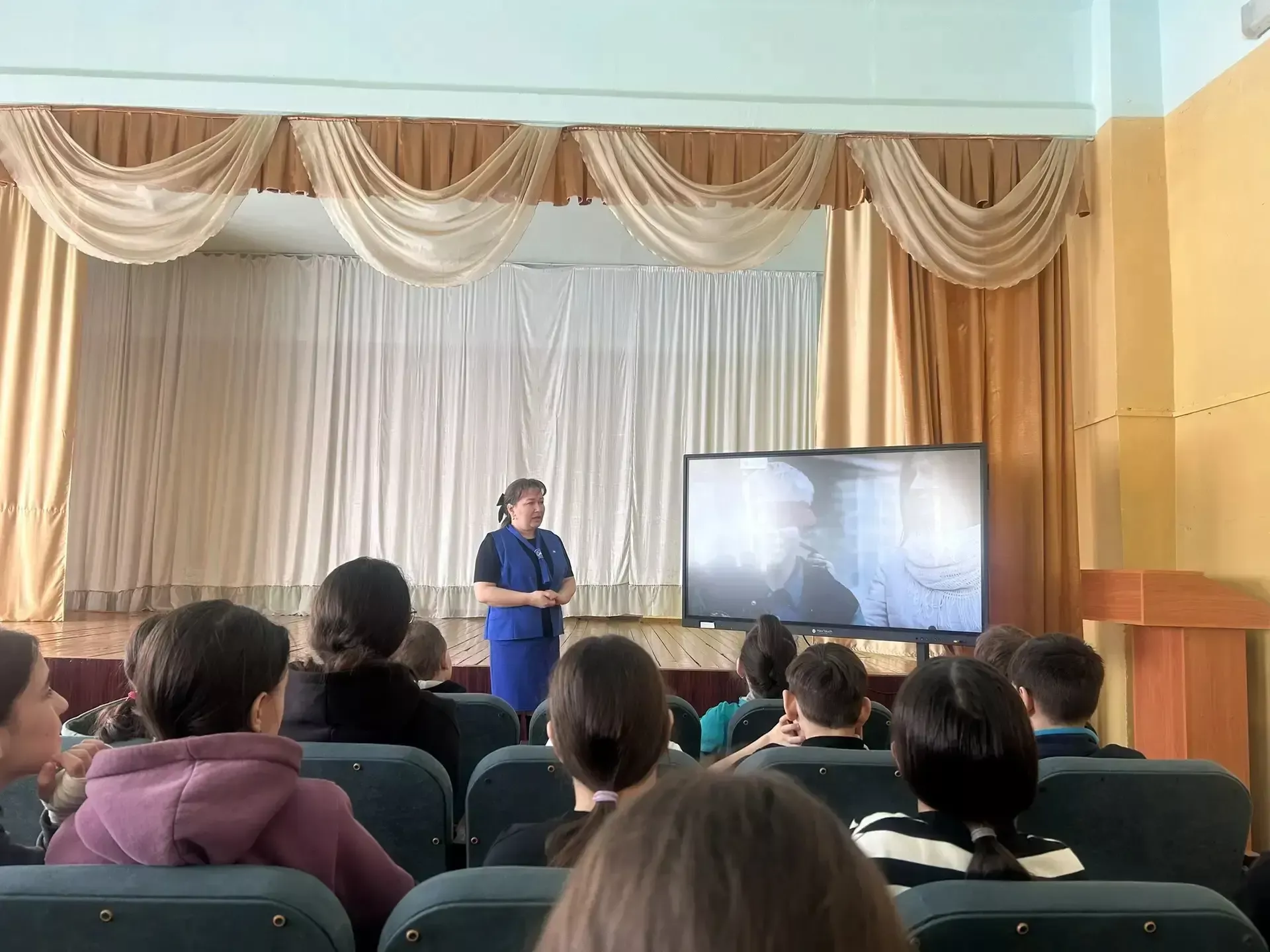 ЮХИДИ хезмәткәрләре язгы каникуллар алдыннан Киров мәктәбе укучылары белән очрашты
