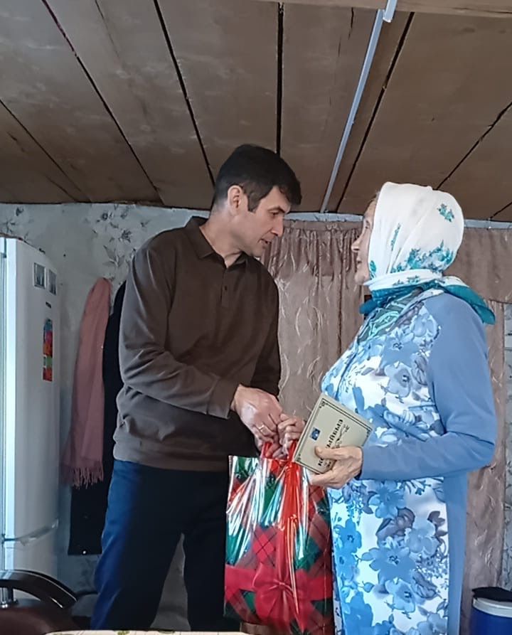 Такталачык авылында яшәүче Гөлсимә Якупова 90 яшьлек юбилеен билгеләп үтте