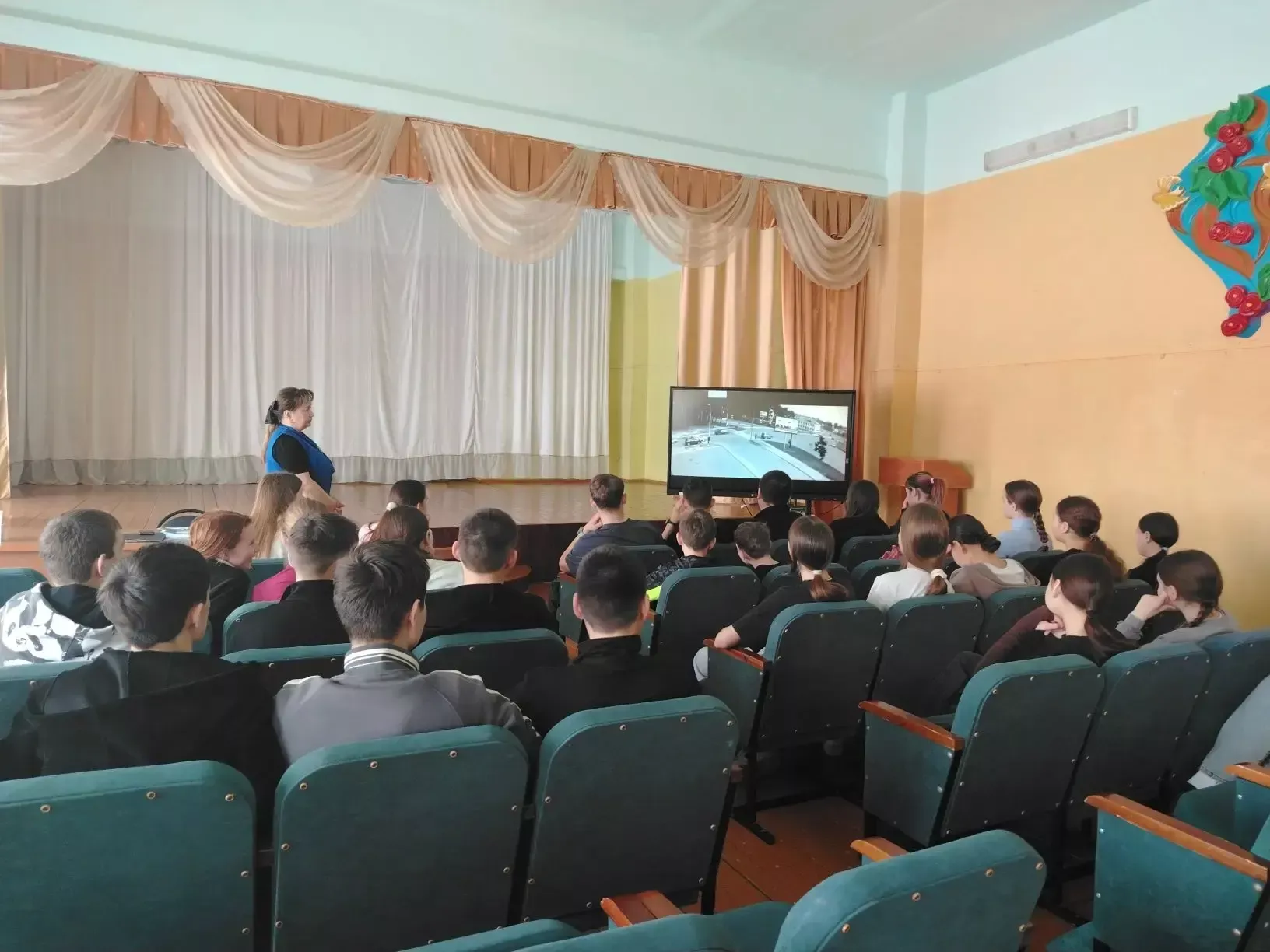 ЮХИДИ хезмәткәрләре язгы каникуллар алдыннан Киров мәктәбе укучылары белән очрашты
