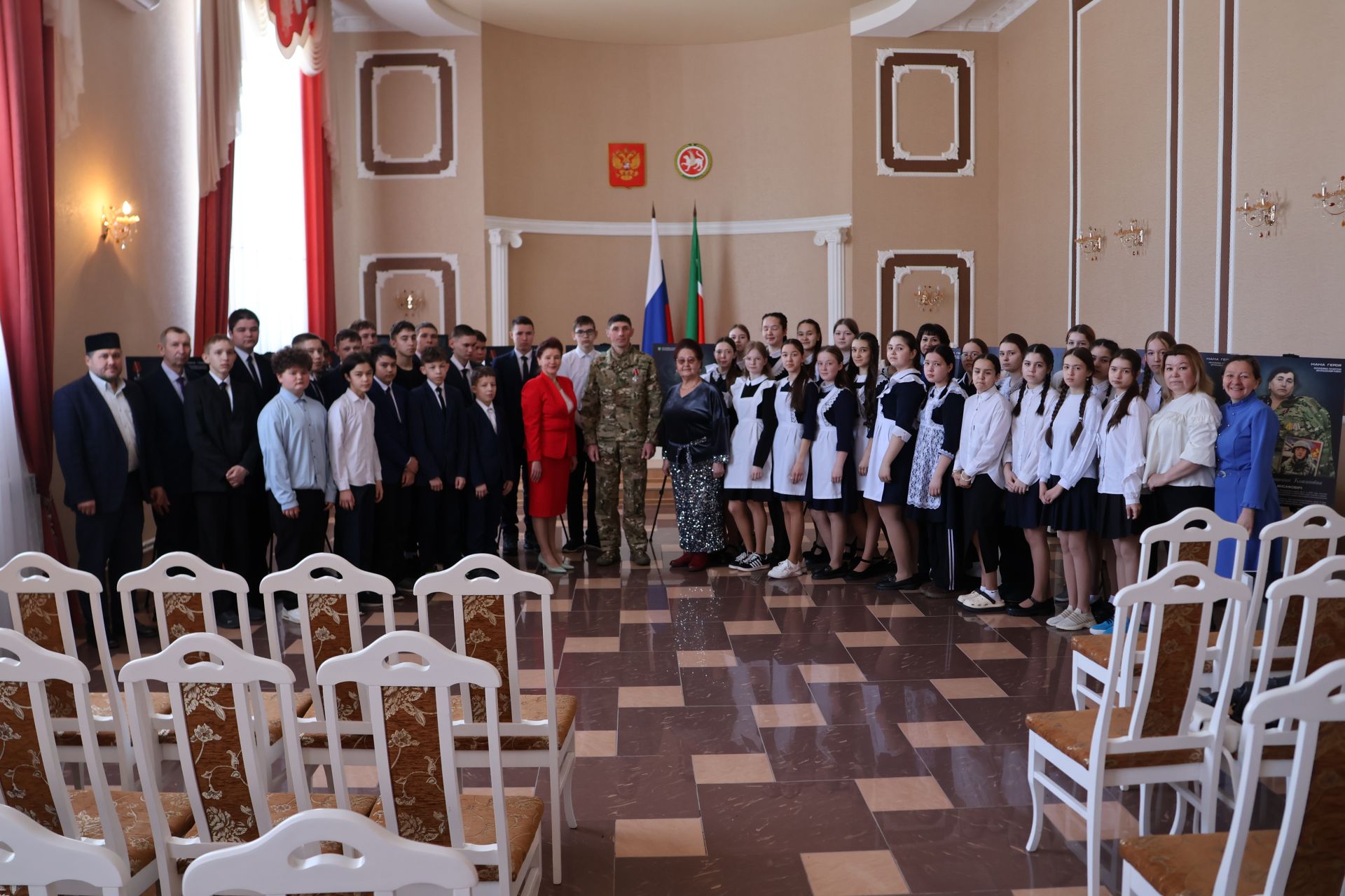 Богады, Киров, Яңа Әлем мәктәбе укучылары ЗАГС бүлегендәге “Герой әнисе” фотокүргәзмәсендә Гаилә мәктәбе дәресендә катнашты